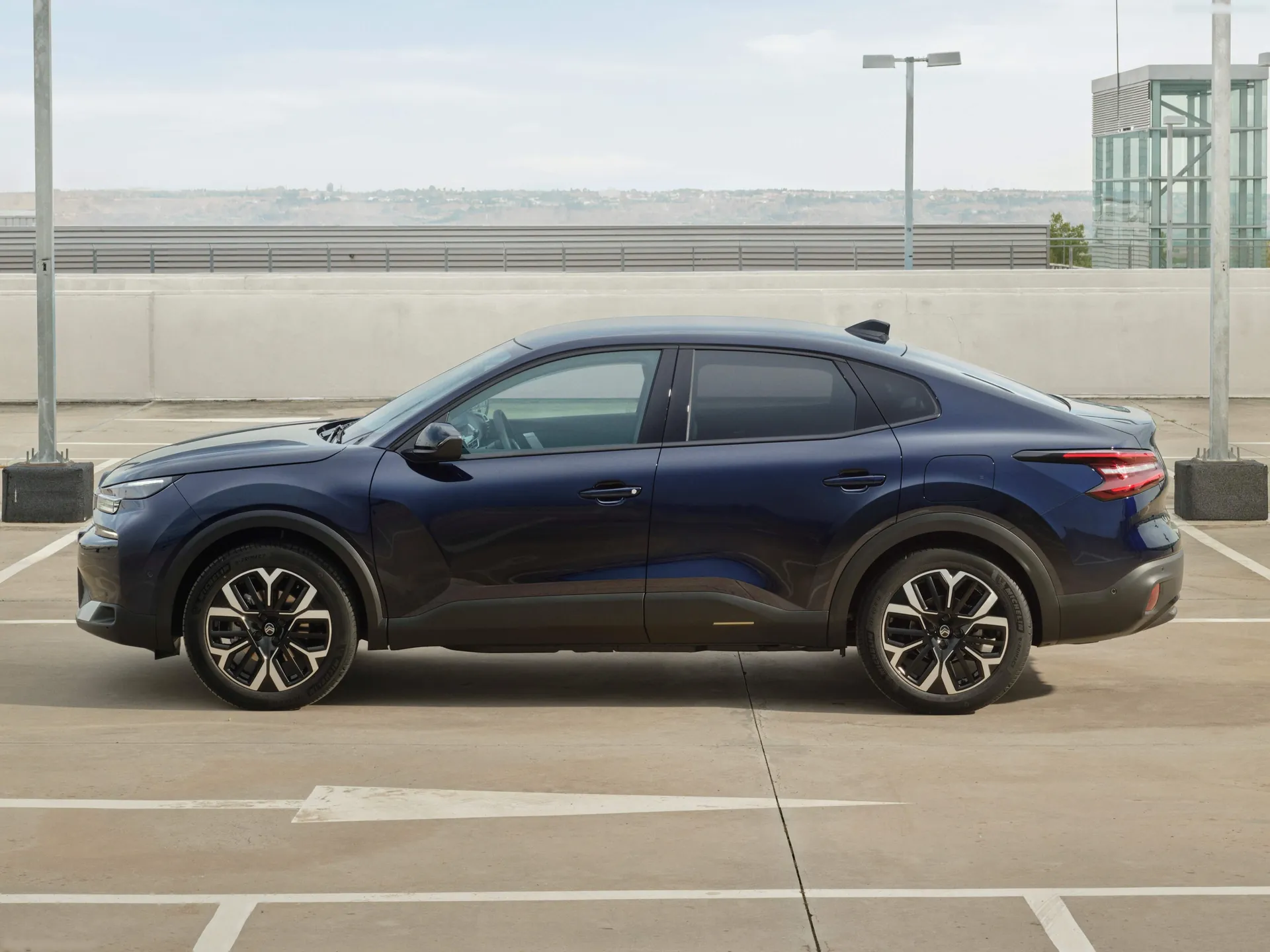 Citroen C4 X (2025) – boční profil