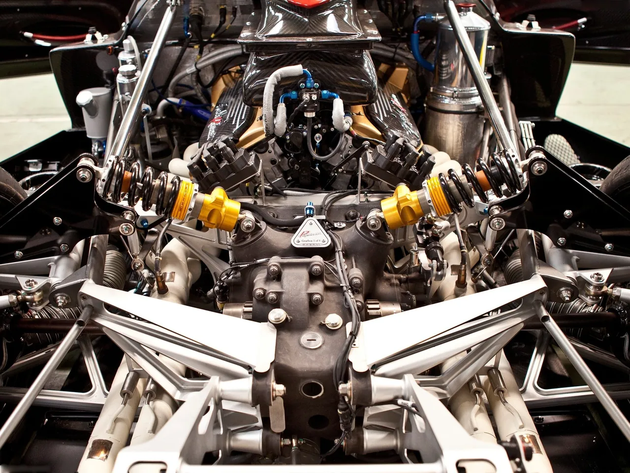 Pagani Zonda Revolucion (2013) – motorový prostor