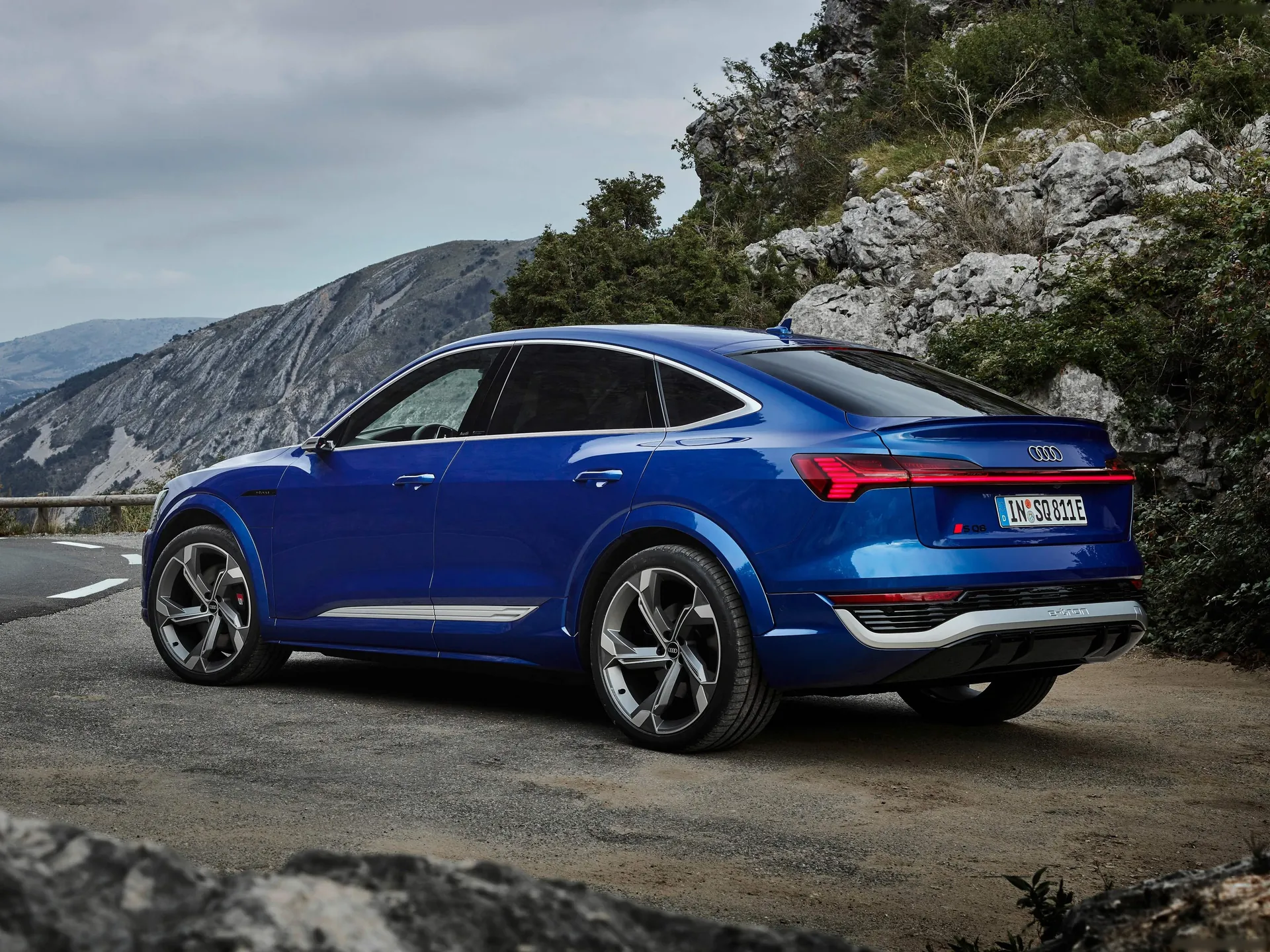 Audi SQ8 Sportback e-tron quattro (2024) – zadní tříčtvrteční pohled