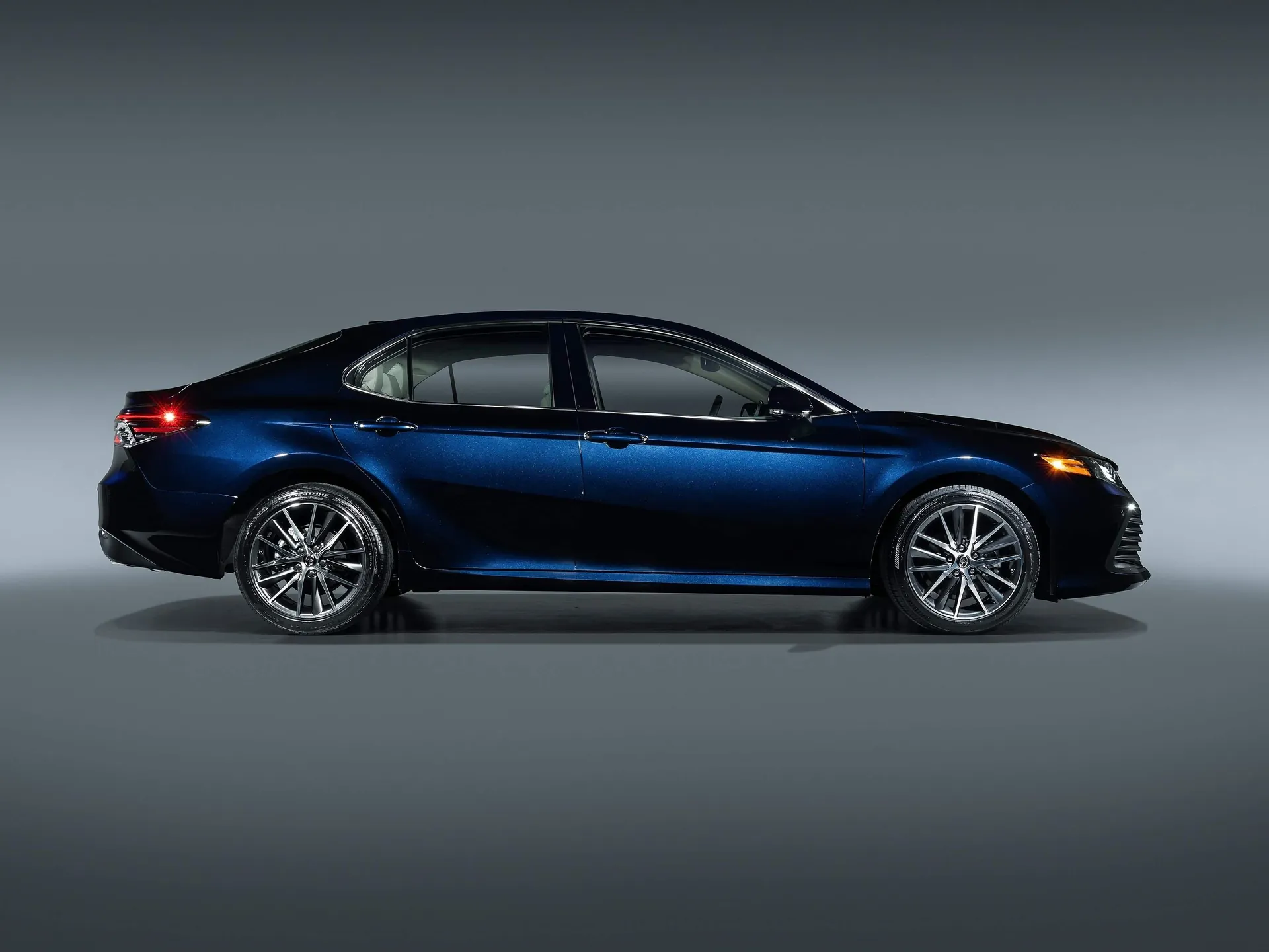 Toyota Camry (2021) – boční profil