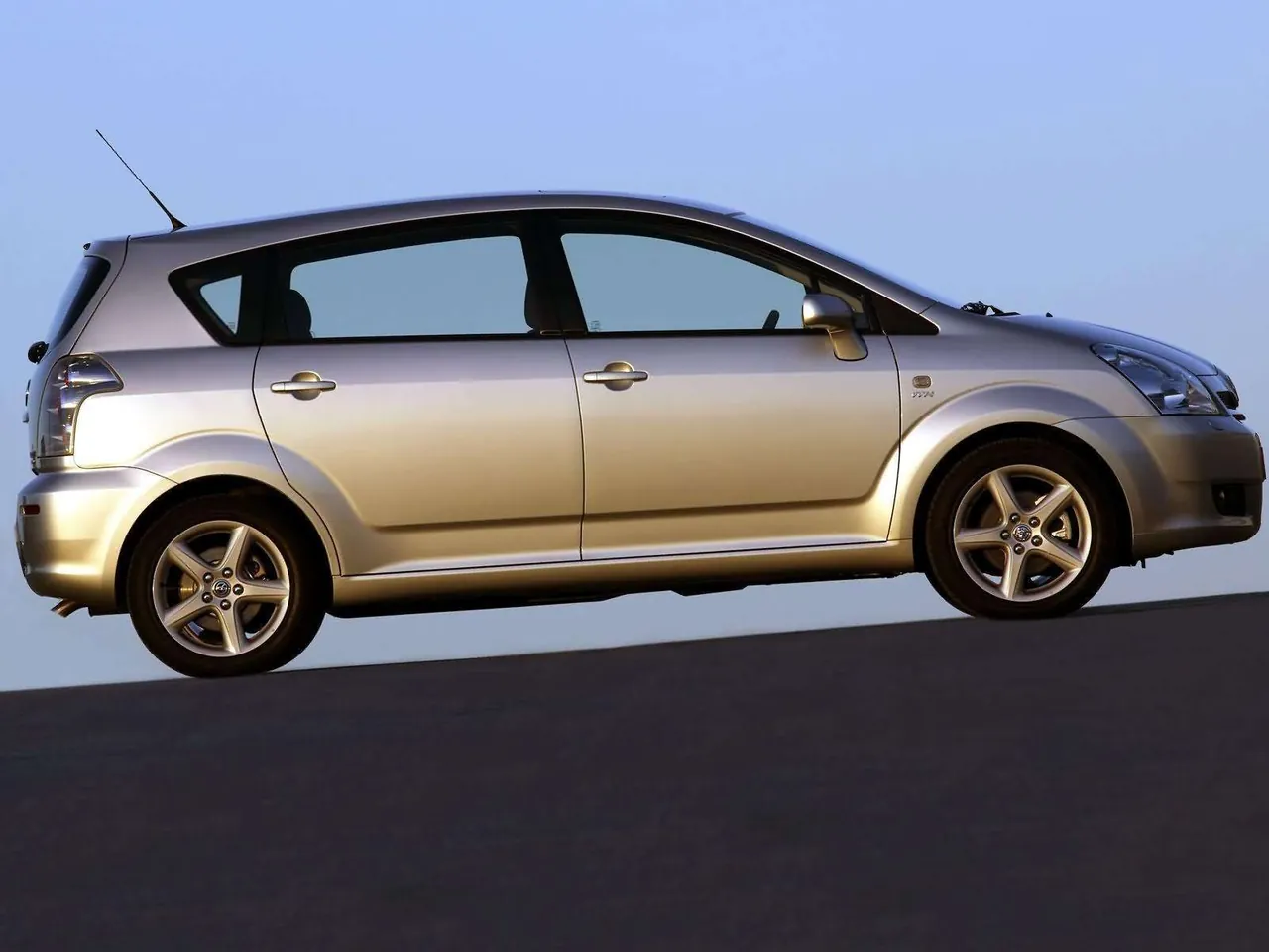Toyota Corolla Verso VVTi (2004) - Side Profile