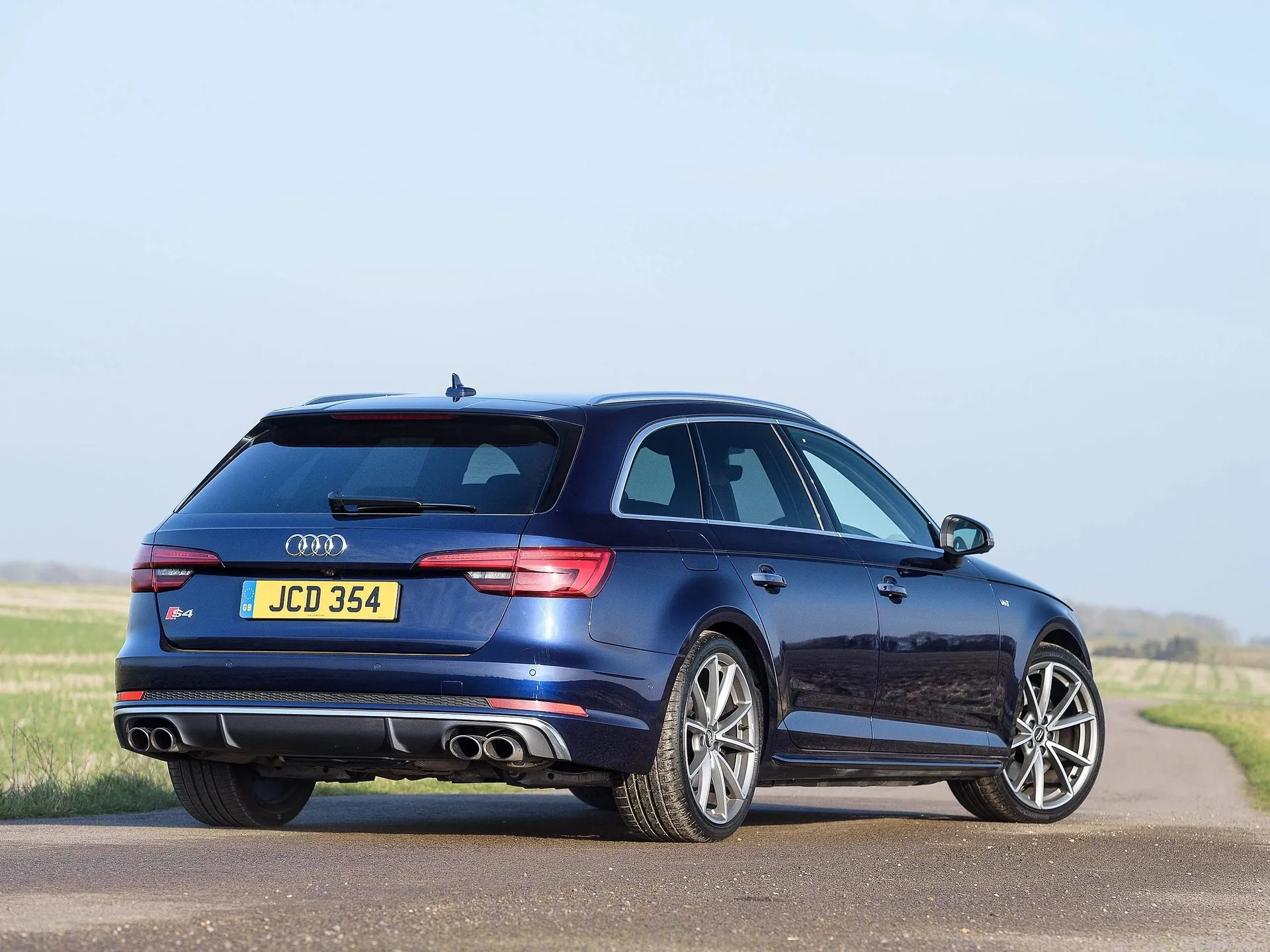 Audi S4 Avant (2017) – zadní tříčtvrteční pohled