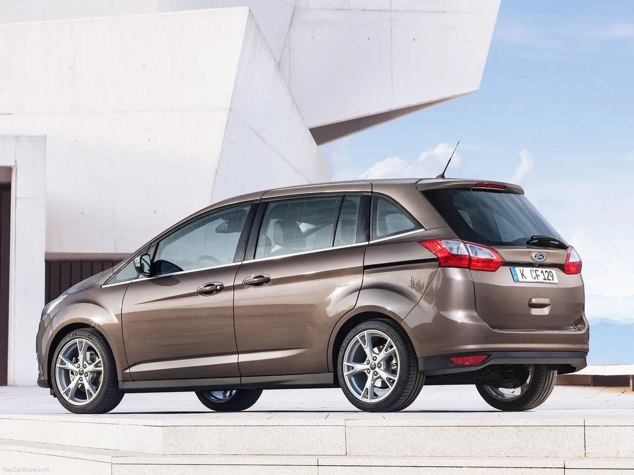 Ford Grand C-MAX (2015) – zadní tříčtvrteční pohled