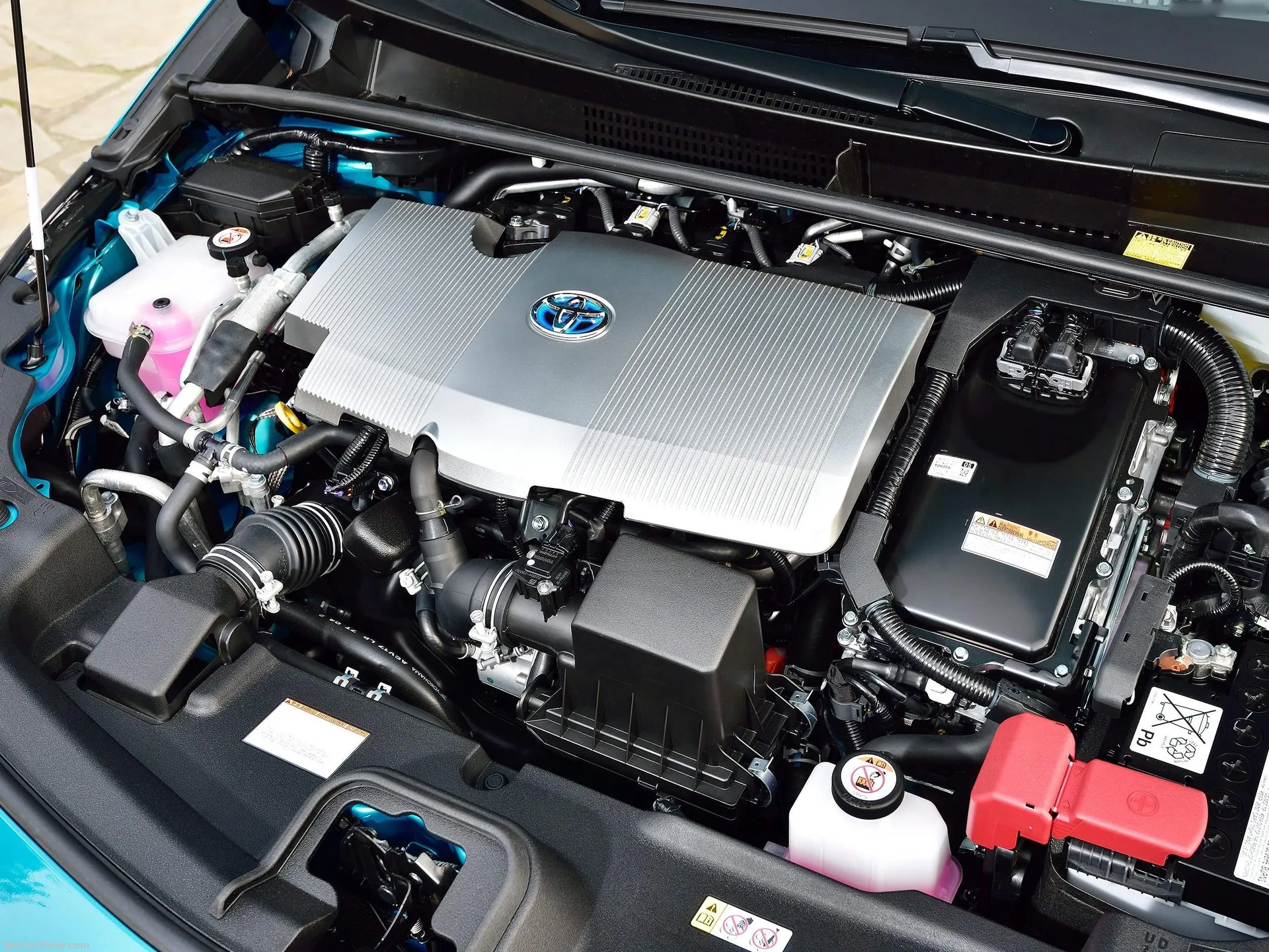 Toyota Prius Plug-in Hybrid (2017) – motorový prostor