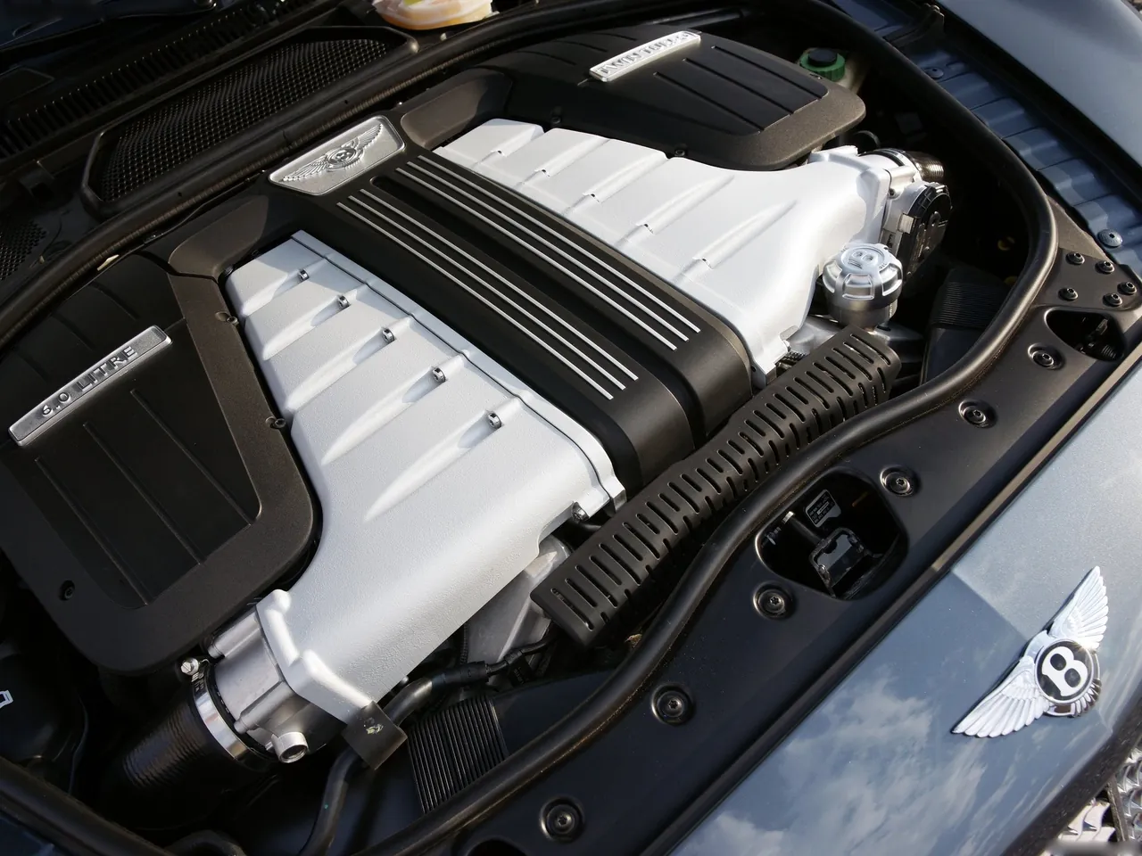 Bentley Continental GT (2012) – motorový prostor
