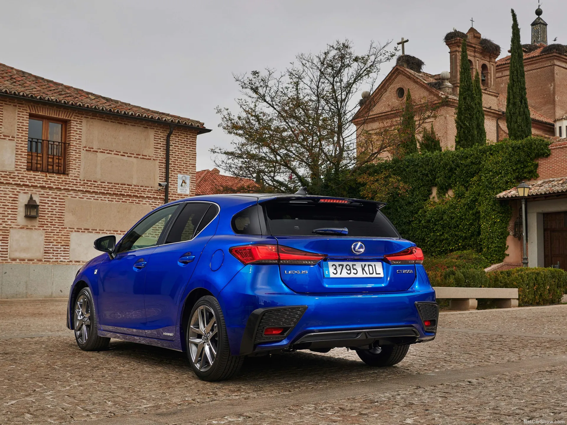 Lexus CT 200h (2018) – zadní tříčtvrteční pohled