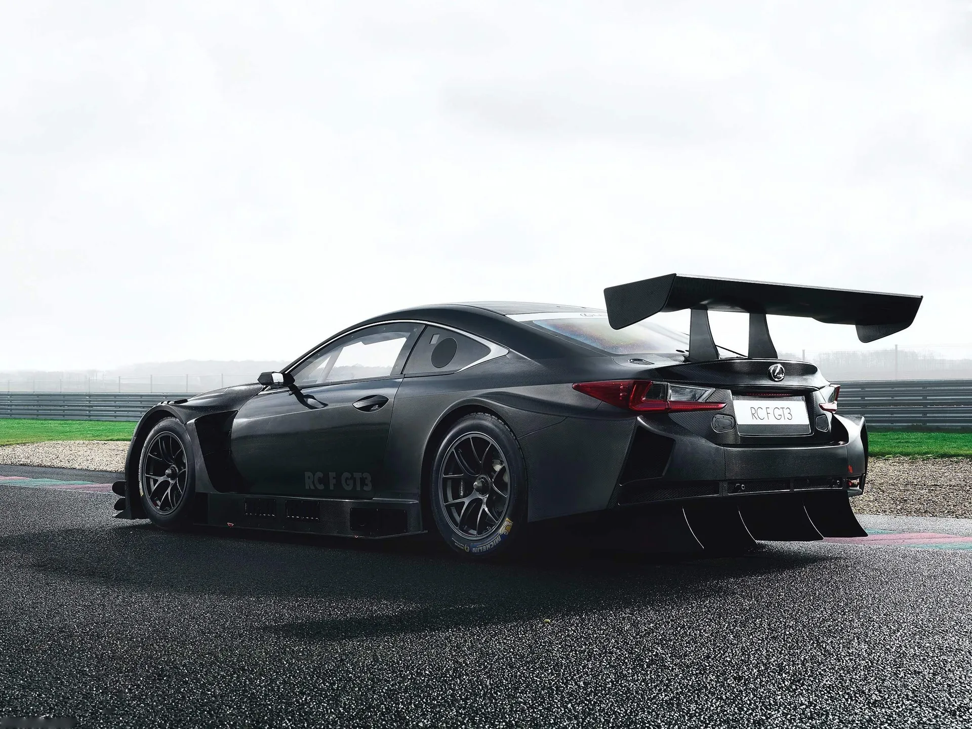 Lexus RC F GT3 (2017) – zadní tříčtvrteční pohled