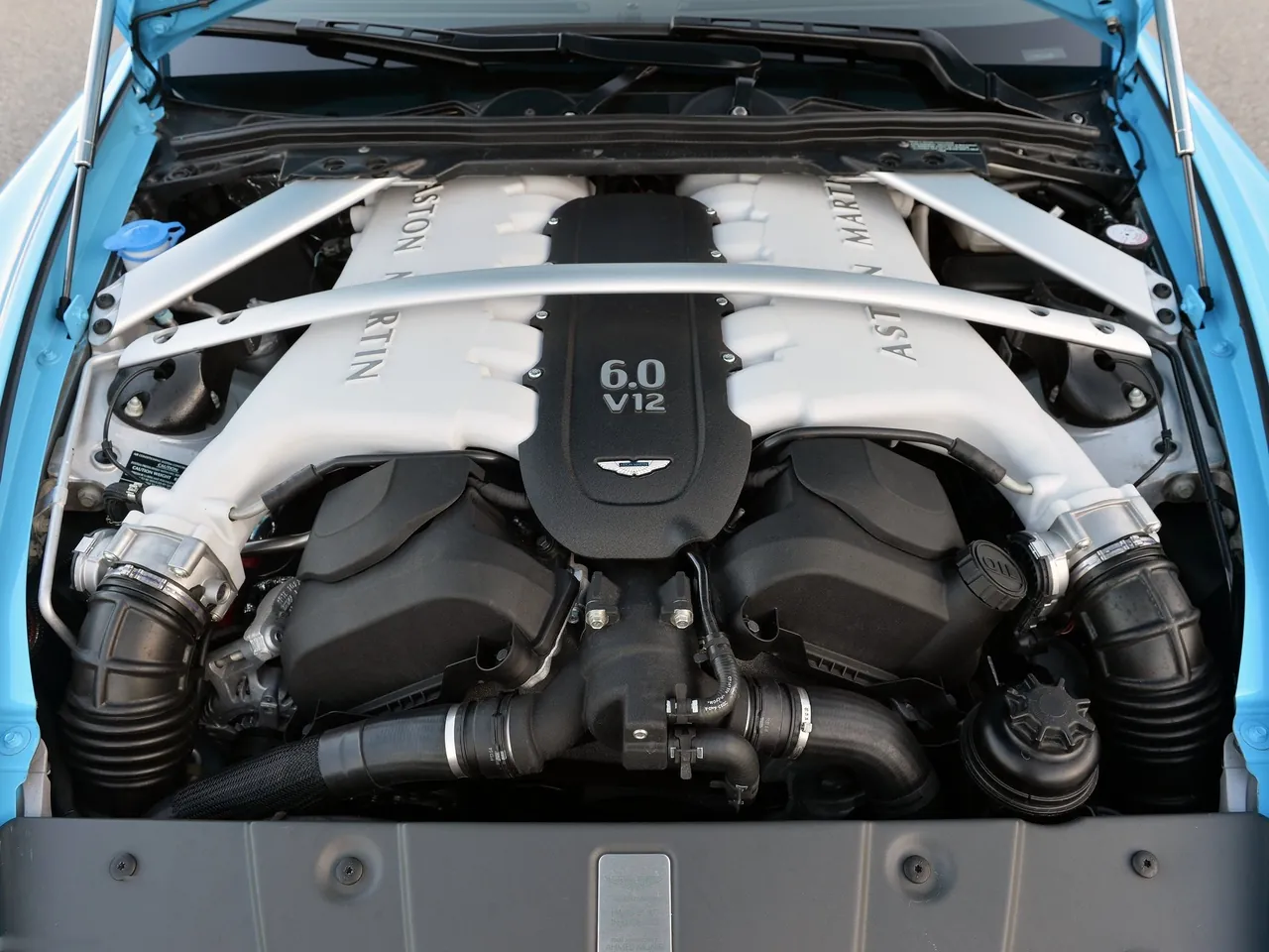 Aston Martin V12 Vantage S Roadster (2015) - Engine