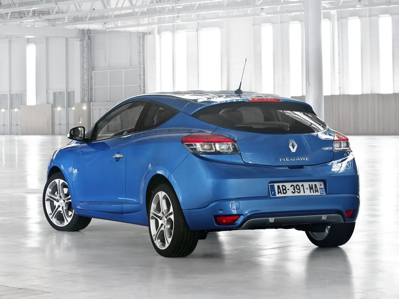 Renault Megane Coupe (2014) – zadní tříčtvrteční pohled