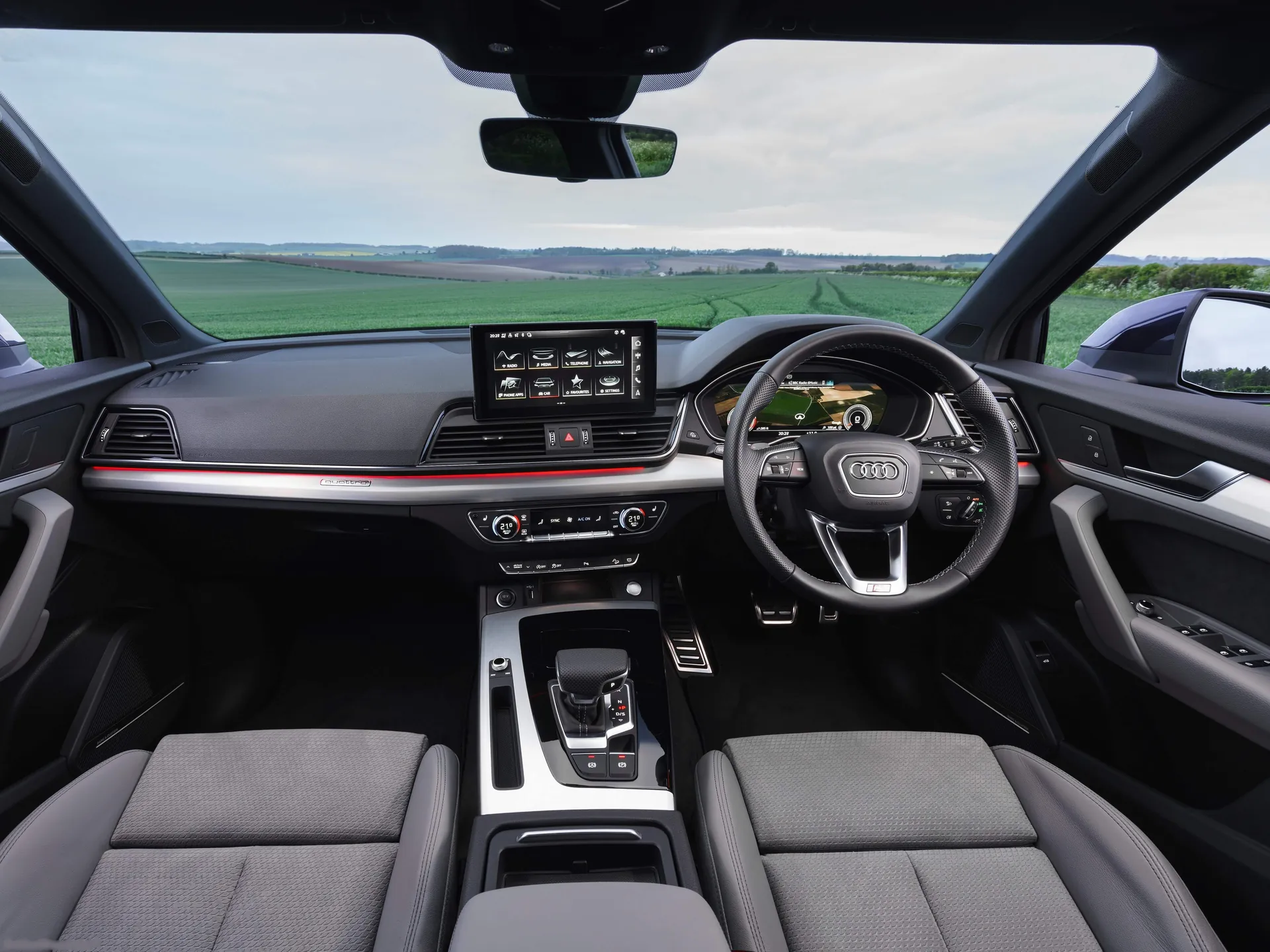 Audi Q5 Sportback [UK] (2021) – interiér