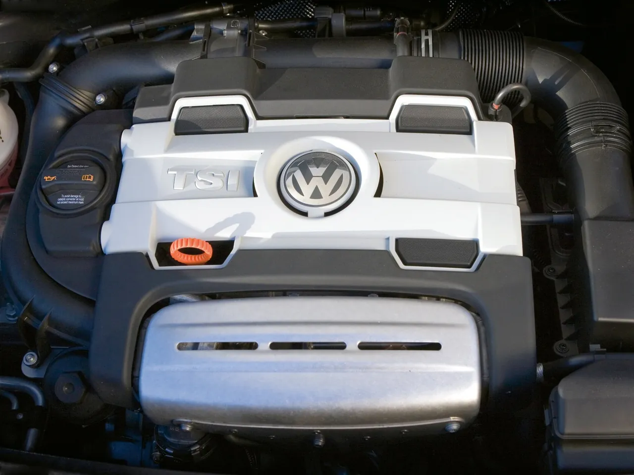 Volkswagen Touran (2007) – motorový prostor