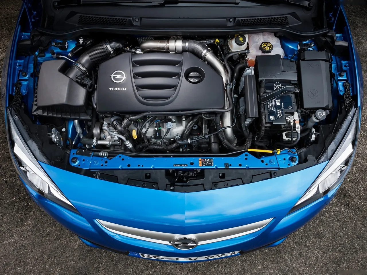 Opel Astra OPC (2013) – motorový prostor
