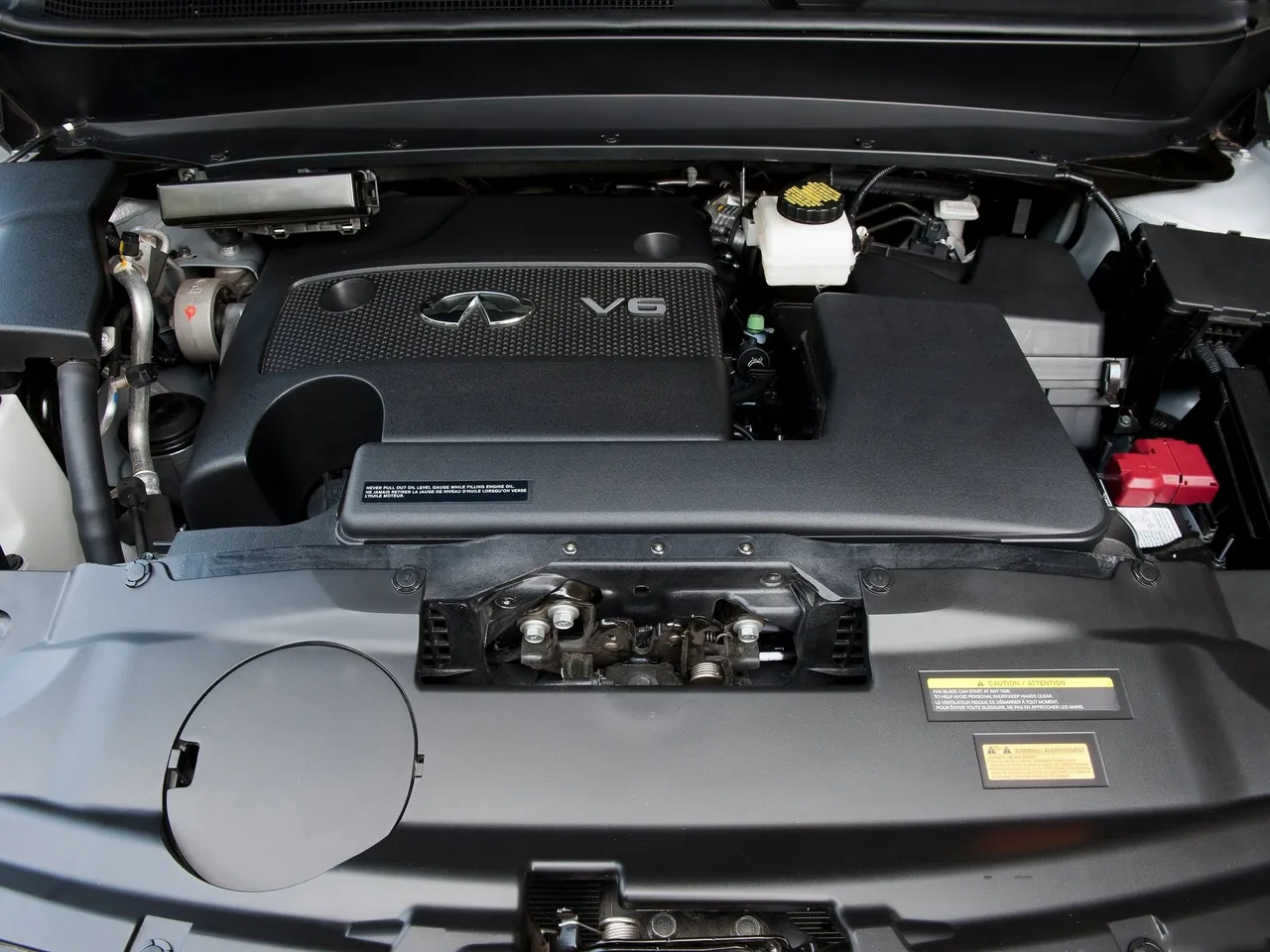 Infiniti JX (2013) – motorový prostor