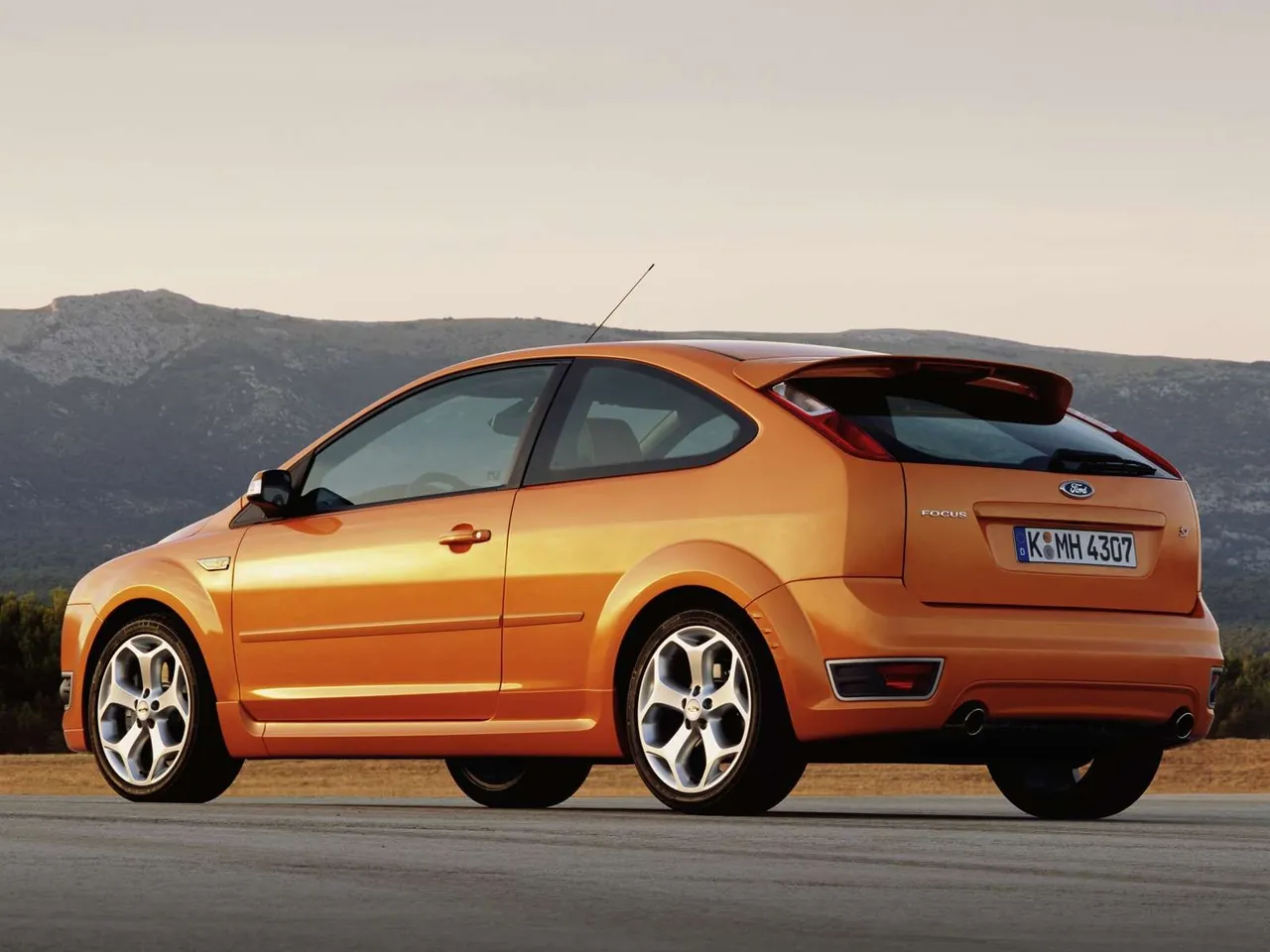 Ford Focus ST (2006) – zadní tříčtvrteční pohled