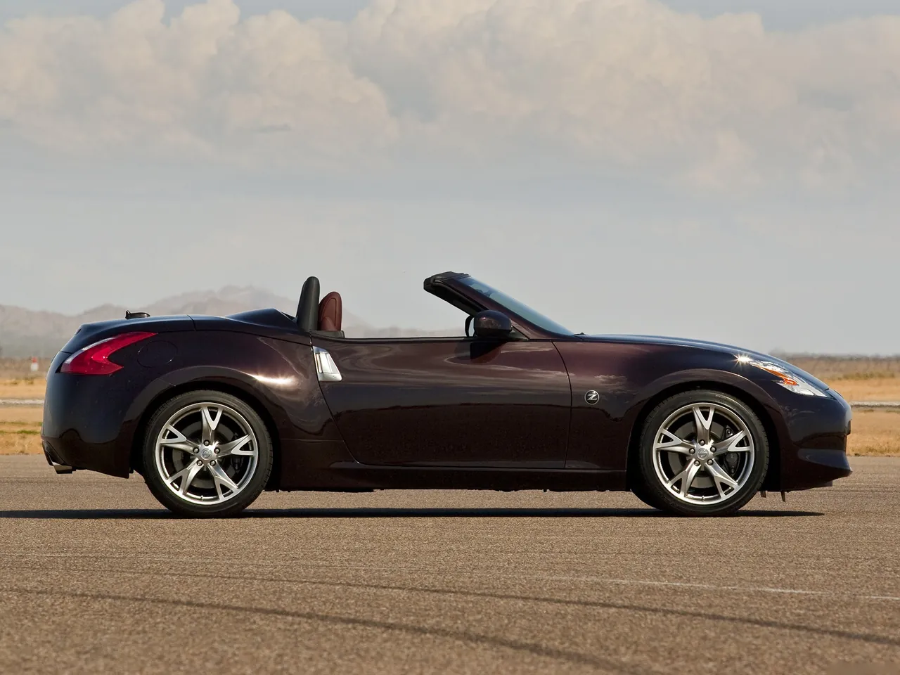 Nissan 370Z Roadster (2010) - Side Profile
