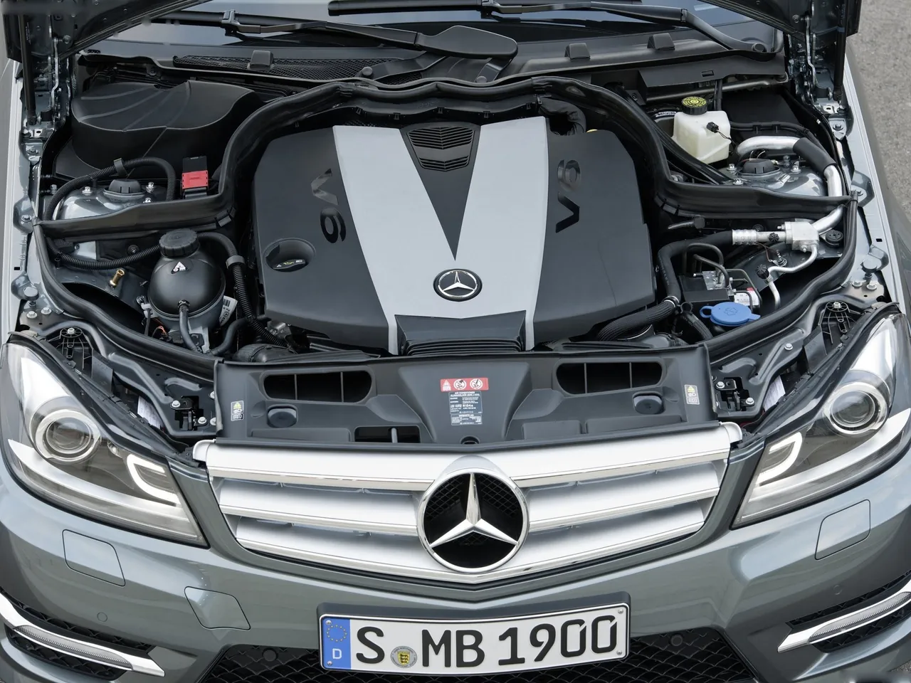Mercedes-Benz C-Class Estate (2012) - Engine Bay