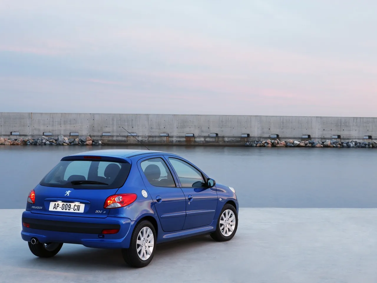 Peugeot 206 Plus (2009) – zadní tříčtvrteční pohled