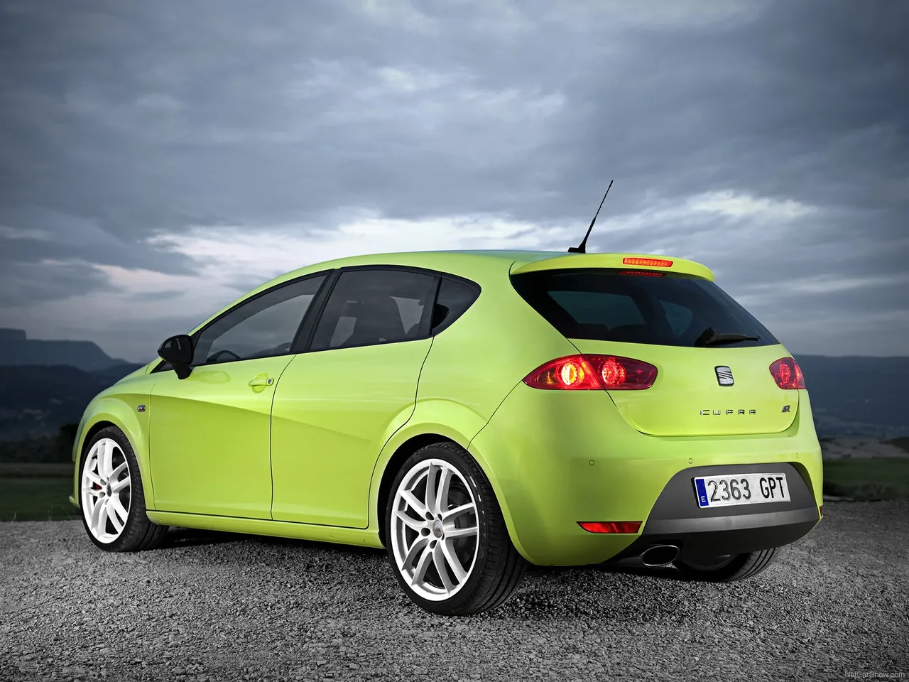 Seat Leon Cupra R (2010) – zadní tříčtvrteční pohled