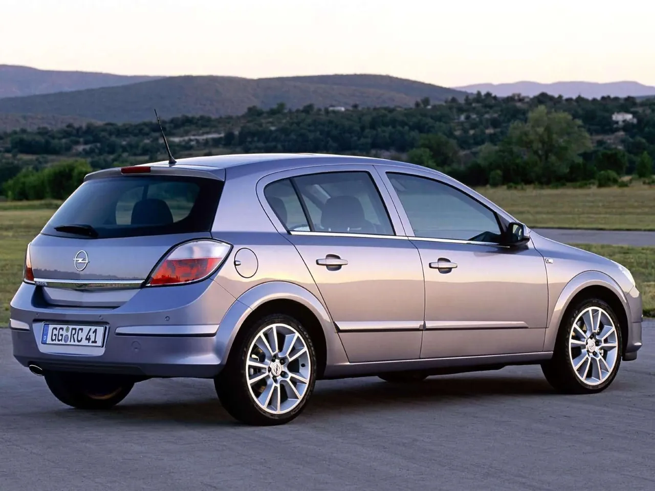 Opel Astra (2004) – zadní tříčtvrteční pohled