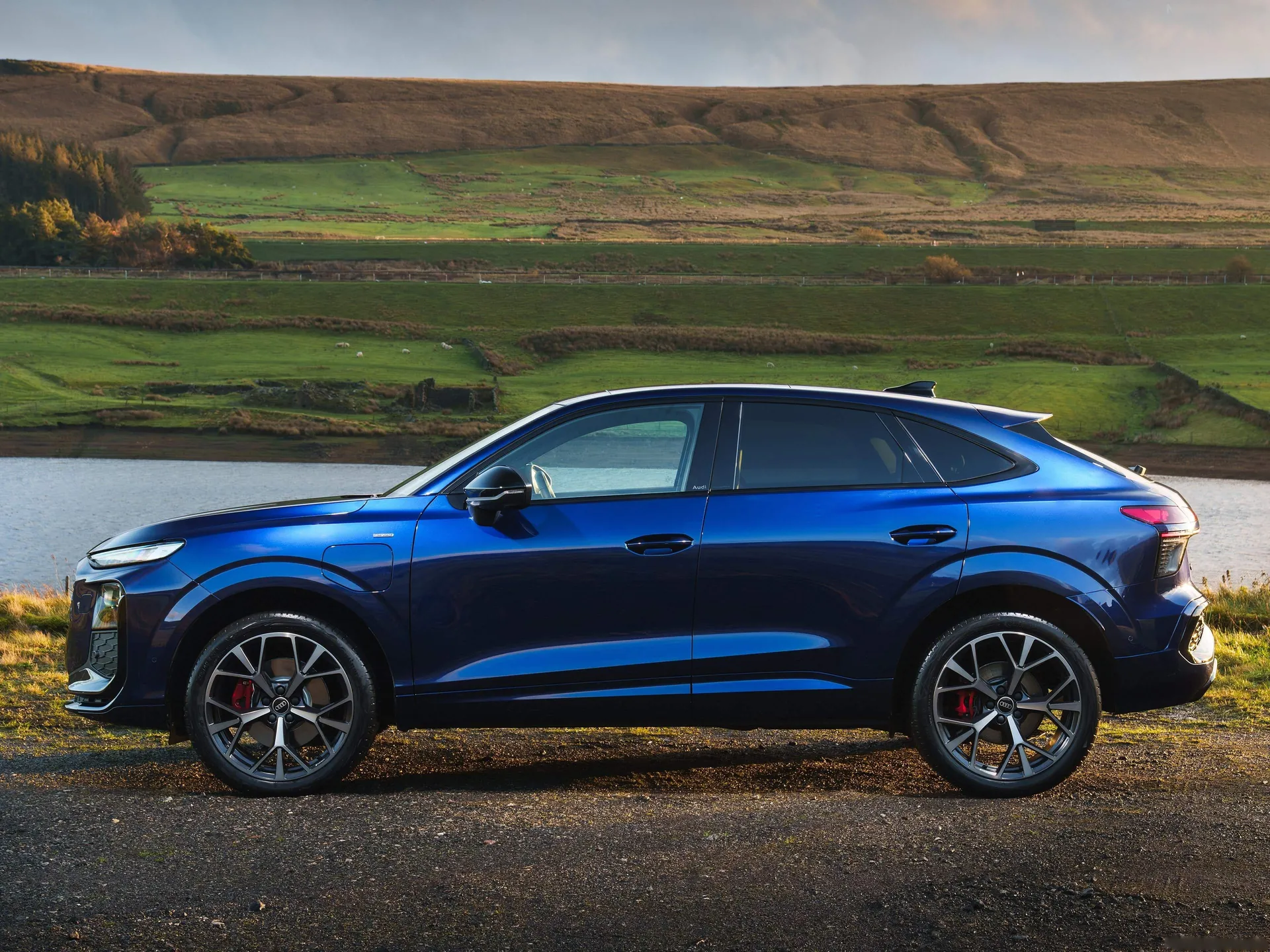 Audi Q3 Sportback e-hybrid [UK] (2026) – boční profil