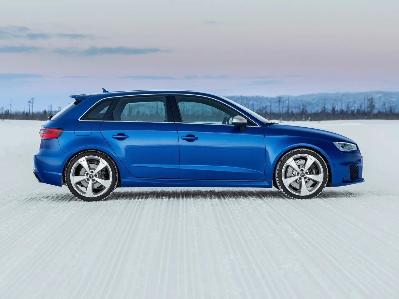 Audi RS3 Sportback (2016) – boční profil