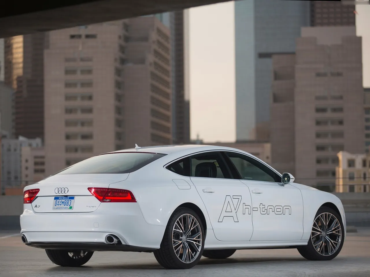 Audi A7 Sportback h-tron quattro Concept (2014) – zadní tříčtvrteční pohled