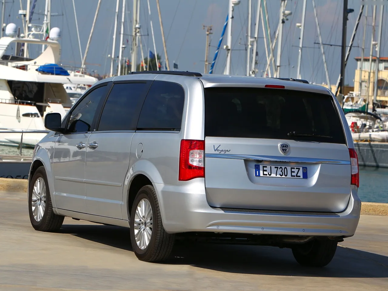 Lancia Voyager (2012) – zadní tříčtvrteční pohled