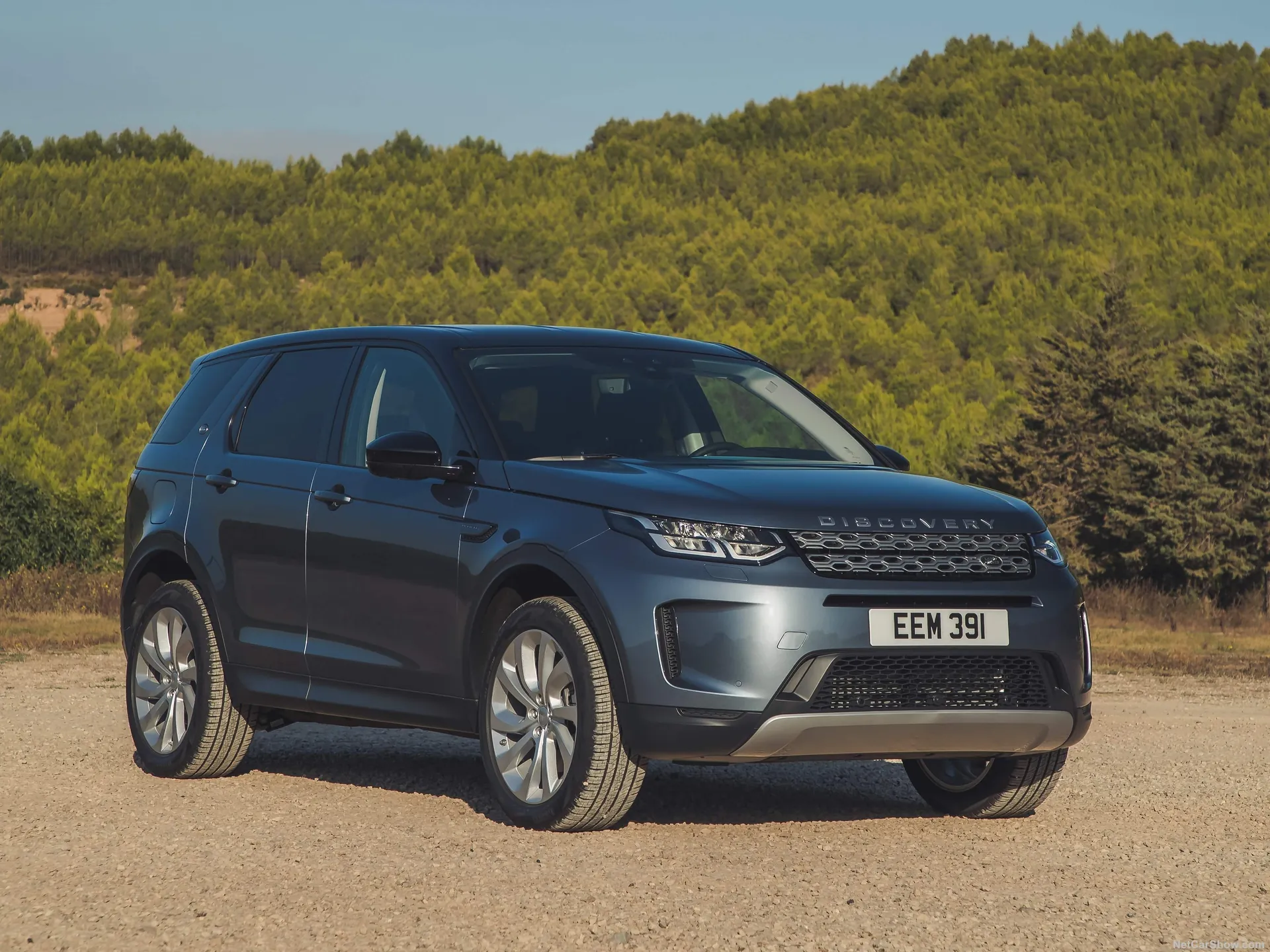 Land Rover Discovery Sport (2020) - Front Three-Quarter