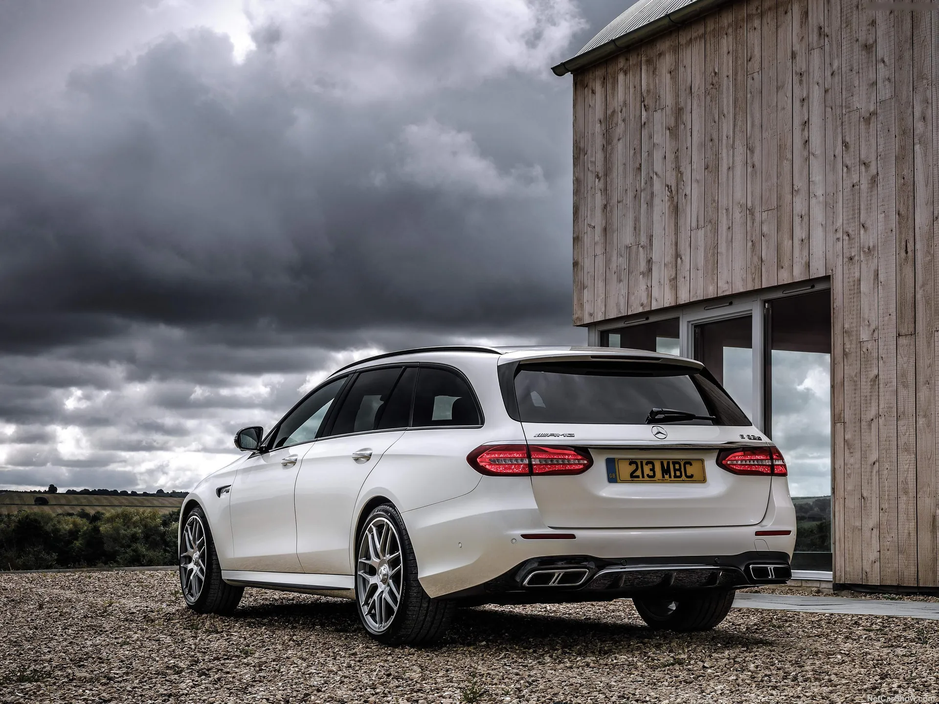 Mercedes-Benz E63 S AMG Estate (2018) – zadní tříčtvrteční pohled