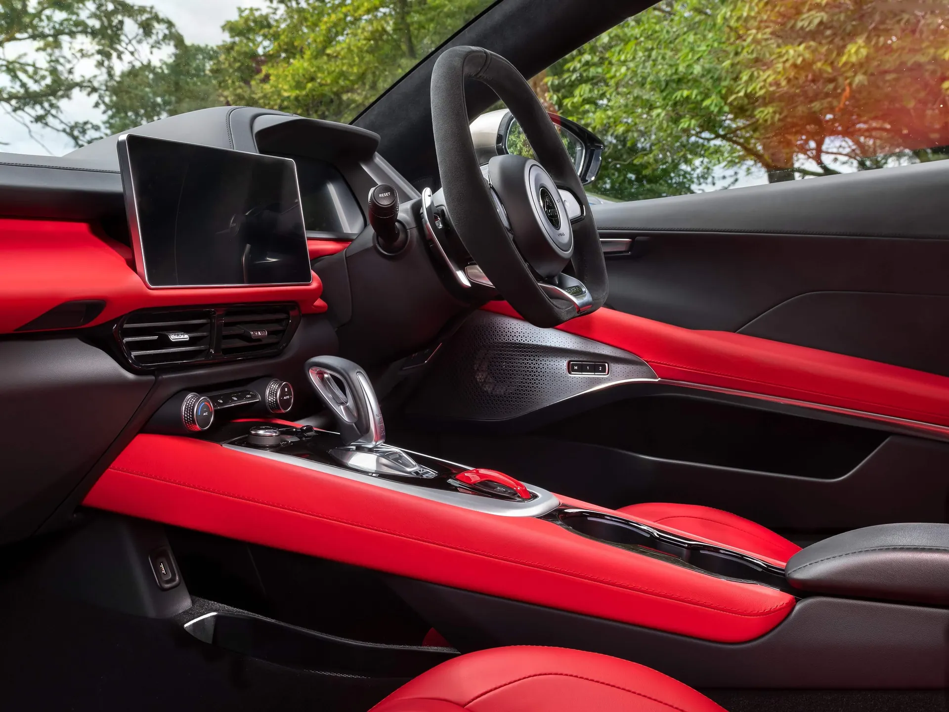 Lotus Emira i4 (2024) – interiér