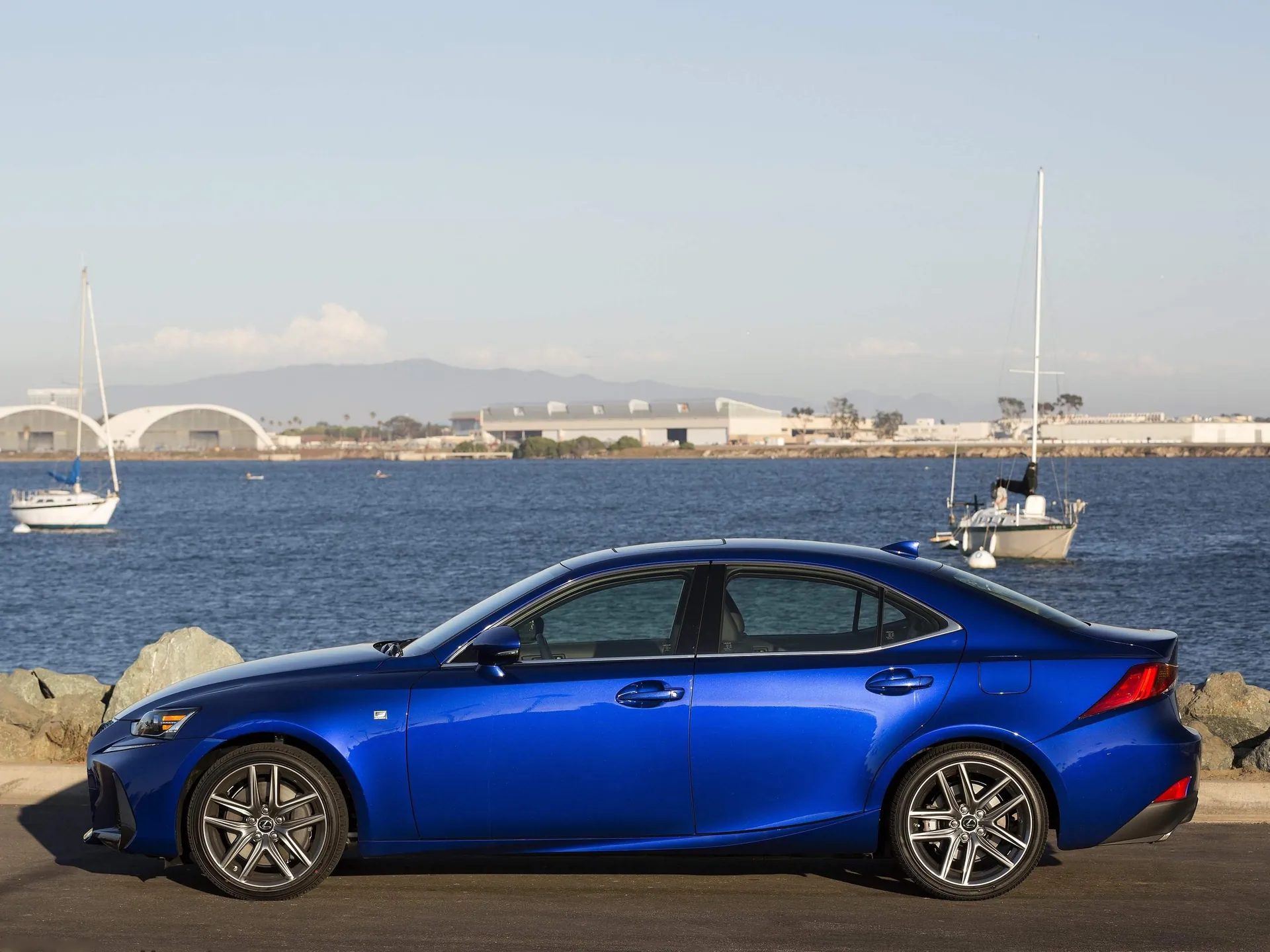 Lexus IS (2017) – boční profil