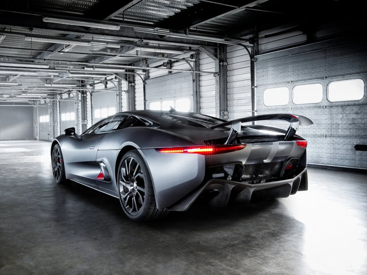 Jaguar C-X75 Concept (2013) – zadní tříčtvrteční pohled