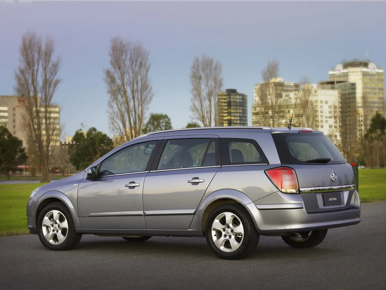 Holden Astra Wagon (2005) – zadní tříčtvrteční pohled