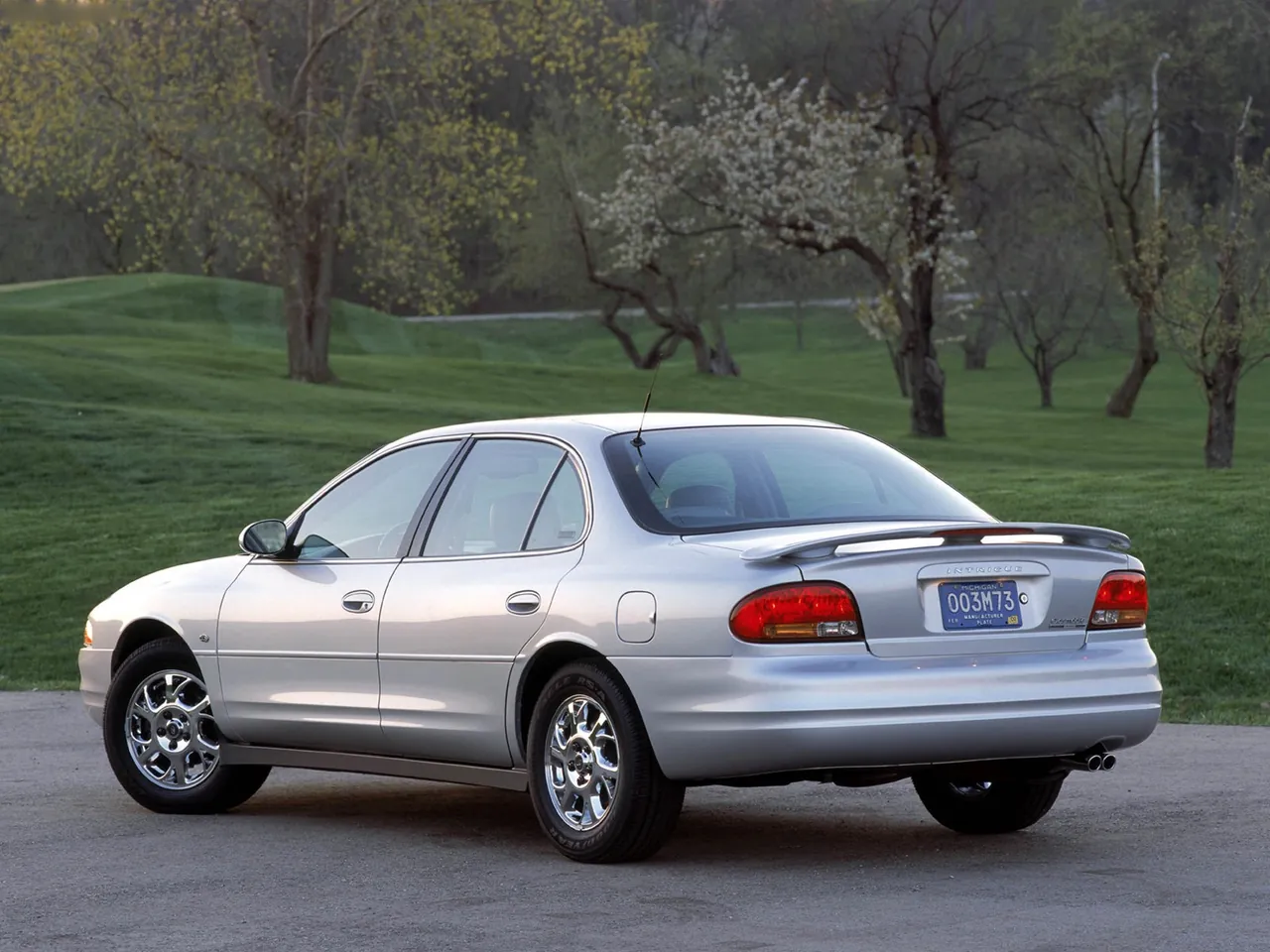 Oldsmobile Intrigue (2002) – zadní tříčtvrteční pohled