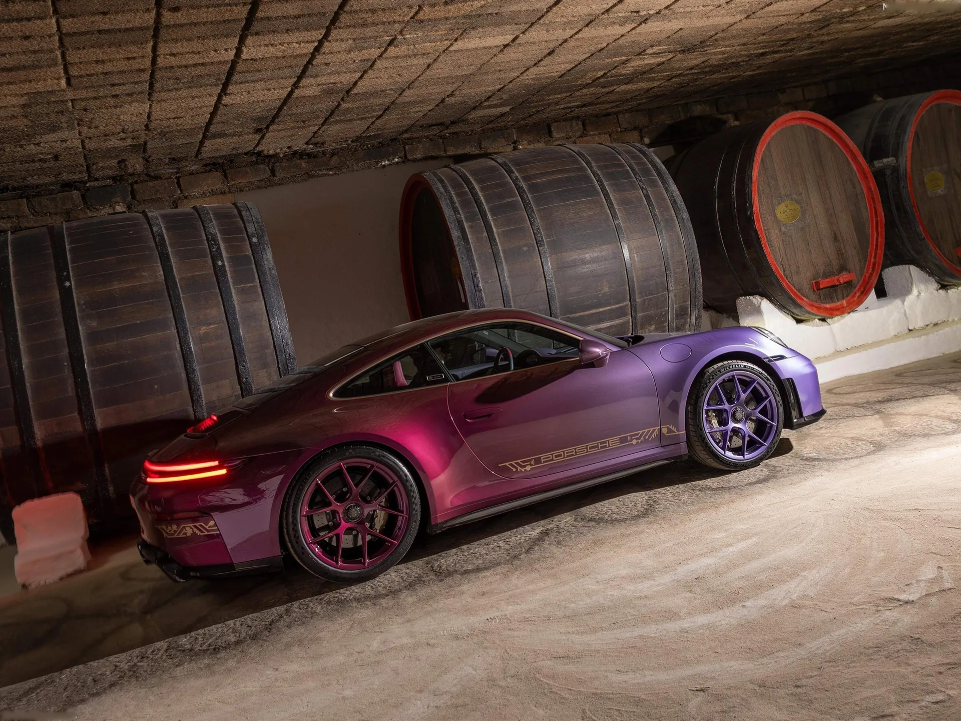Porsche 911 GT3 Touring Tree of Life (2026) – boční profil