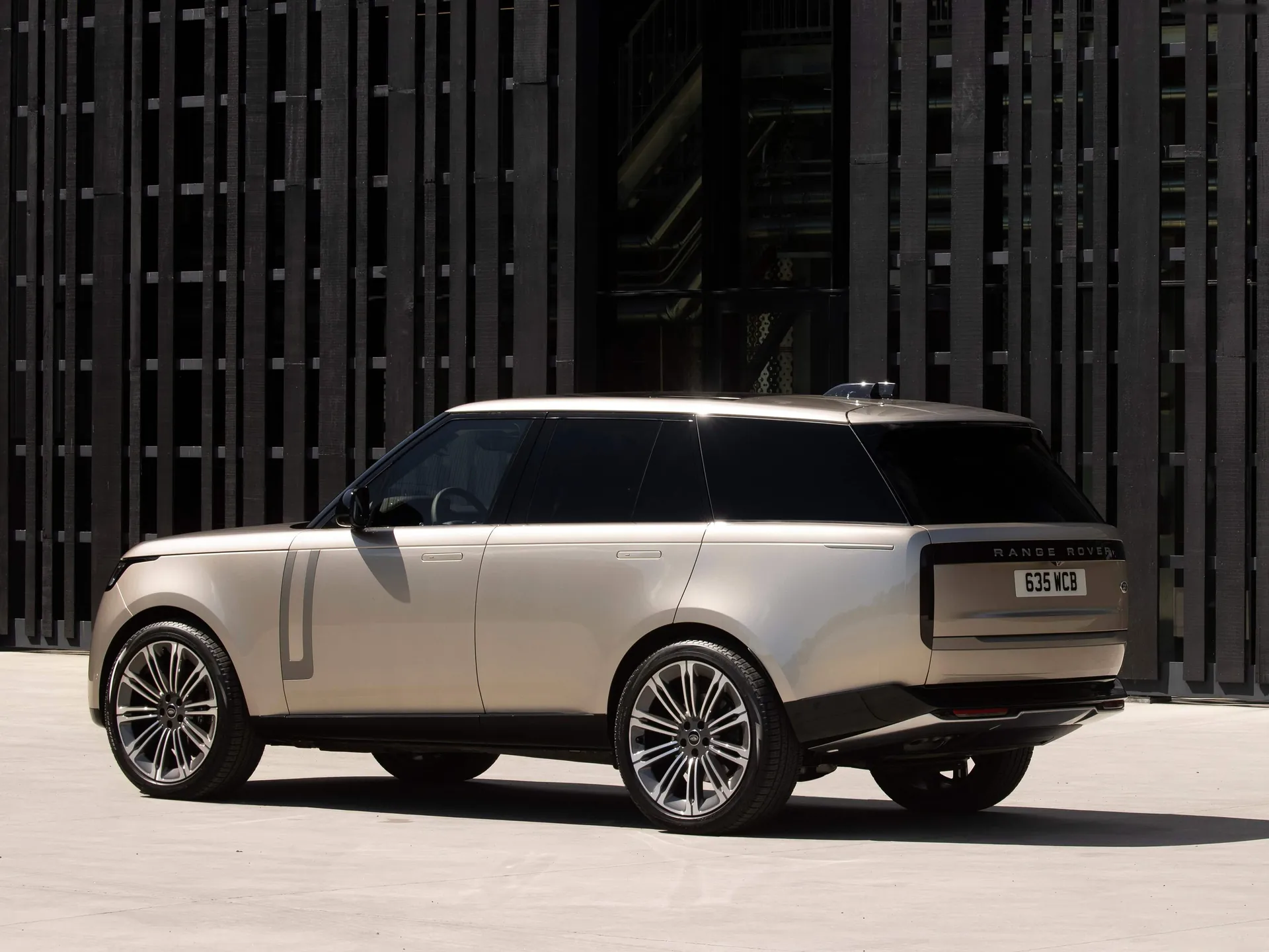 Land Rover Range Rover (2022) – zadní tříčtvrteční pohled