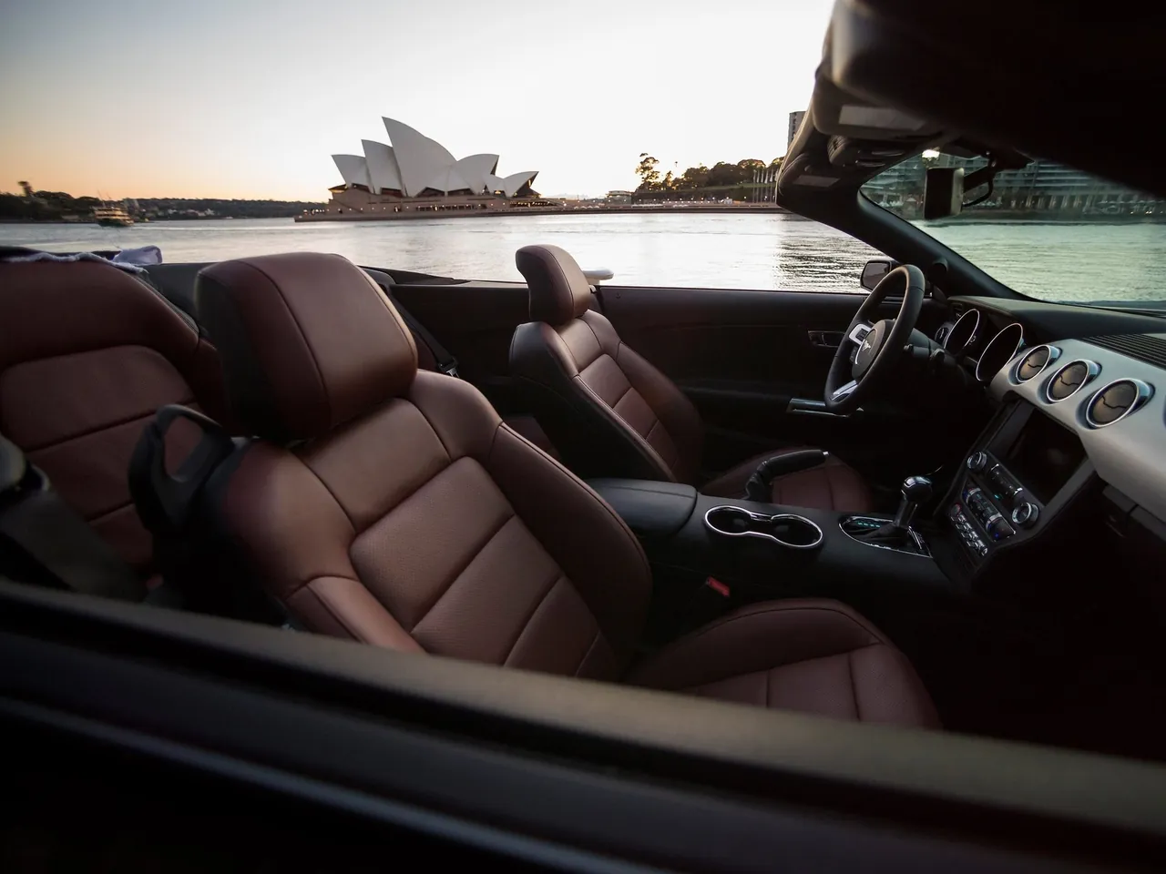 Ford Mustang Convertible (2015) – interiér