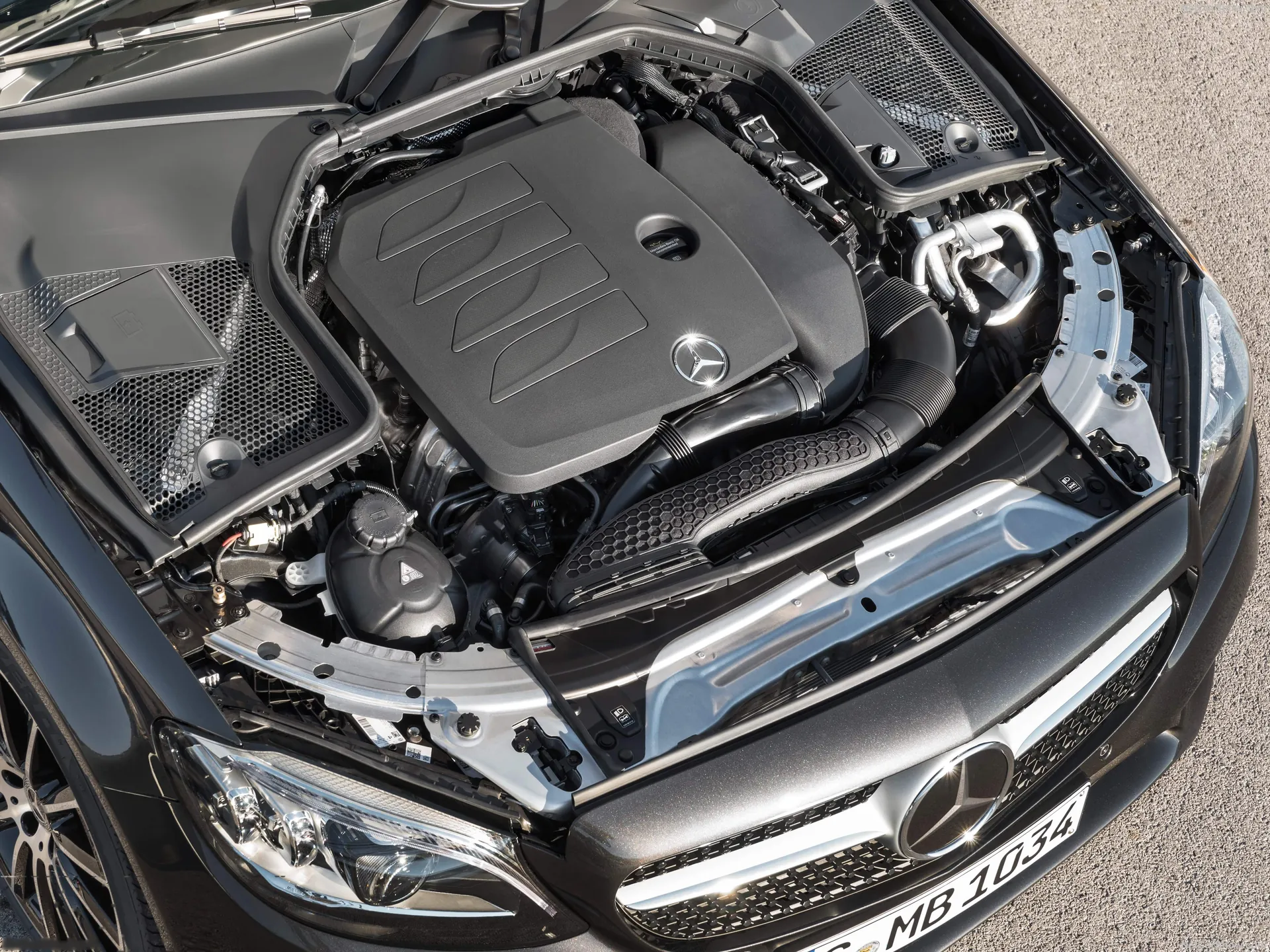 Mercedes-Benz C-Class Cabriolet (2019) – motorový prostor