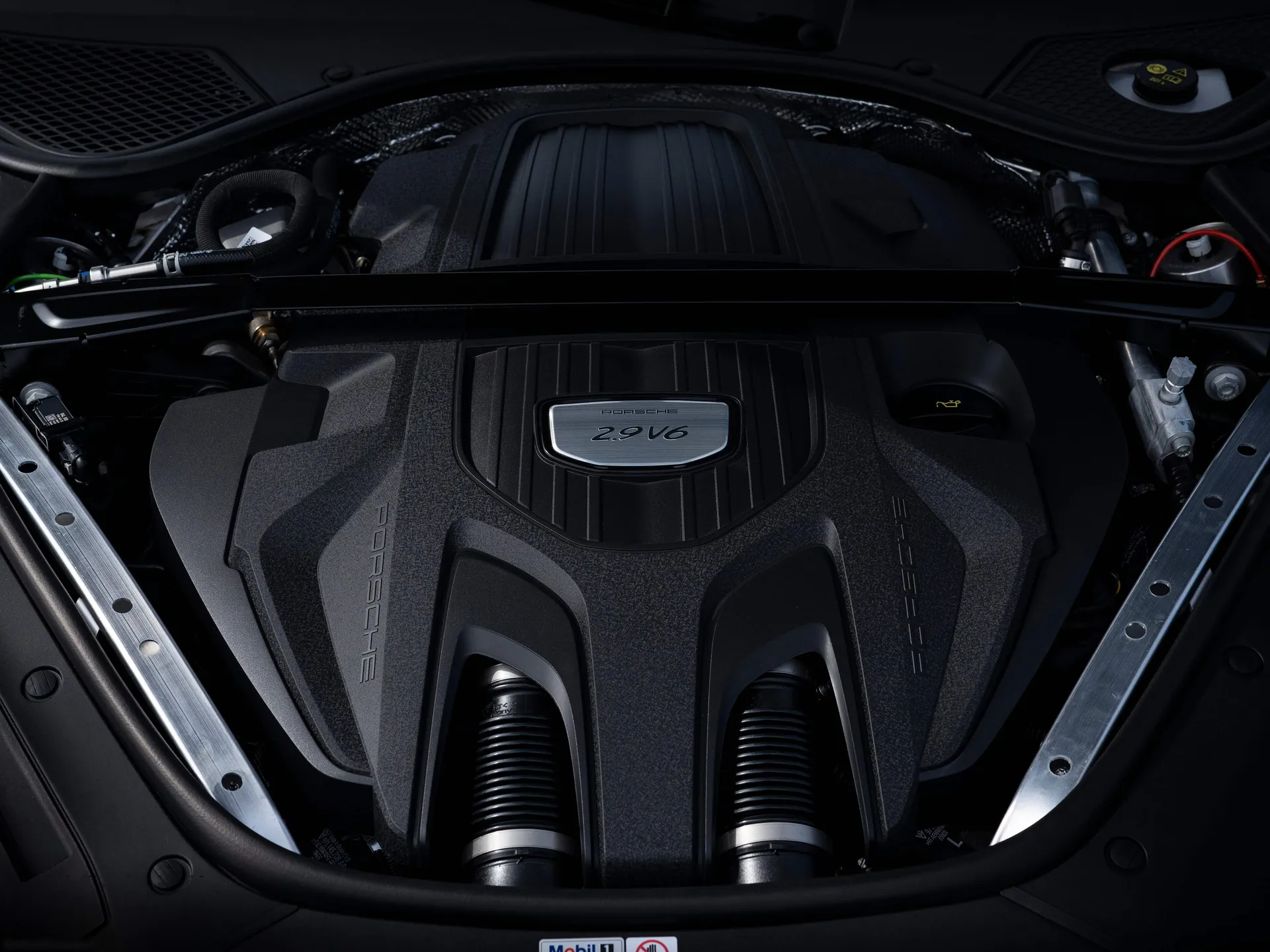 Porsche Panamera 4 (2021) – motorový prostor