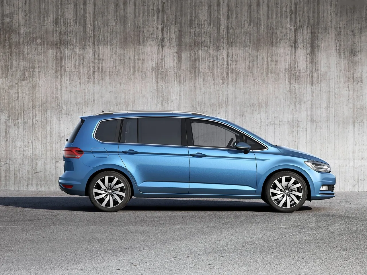 Volkswagen Touran (2016) - Side Profile