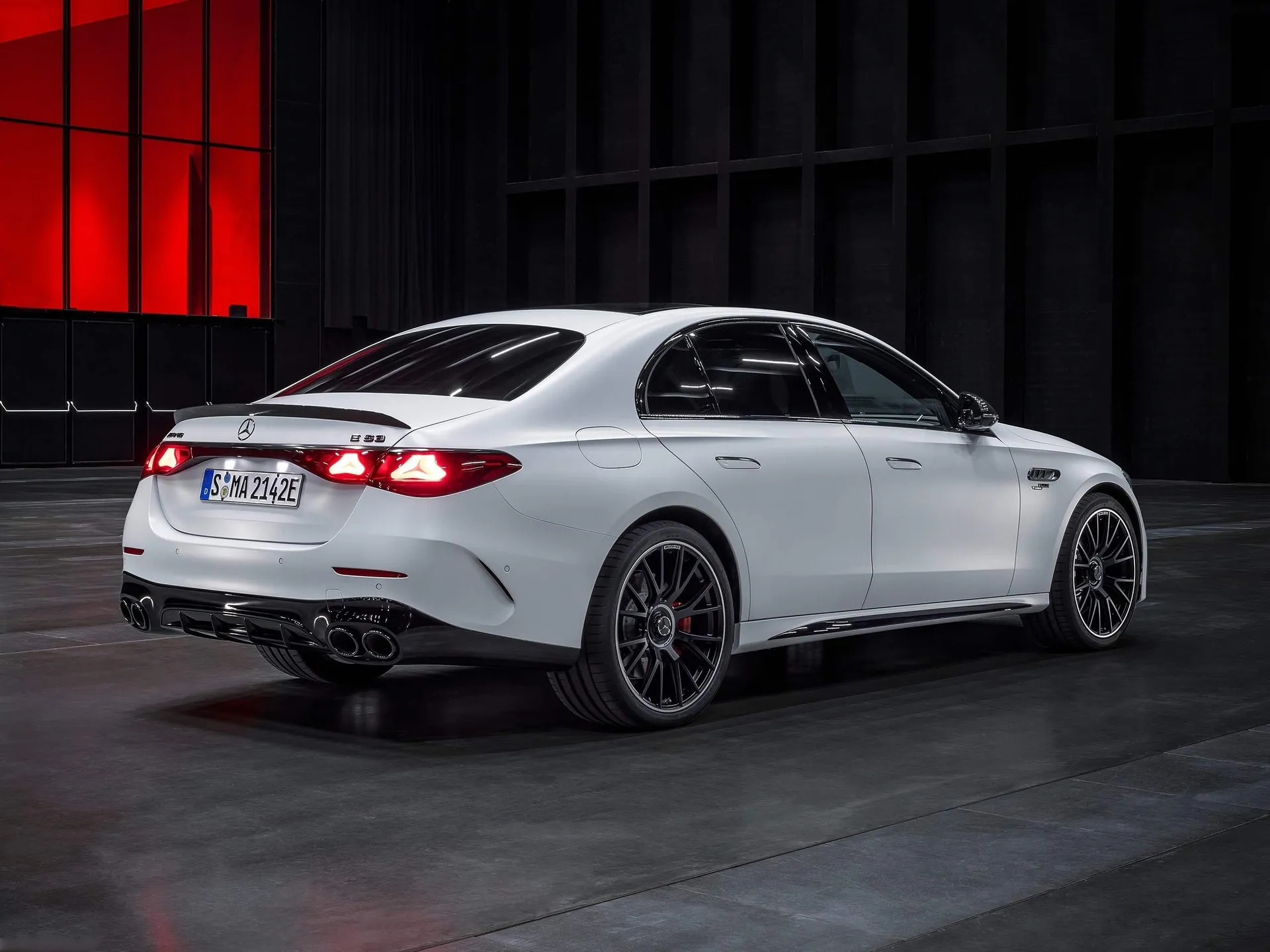 Mercedes-Benz E53 AMG Hybrid (2025) – zadní tříčtvrteční pohled