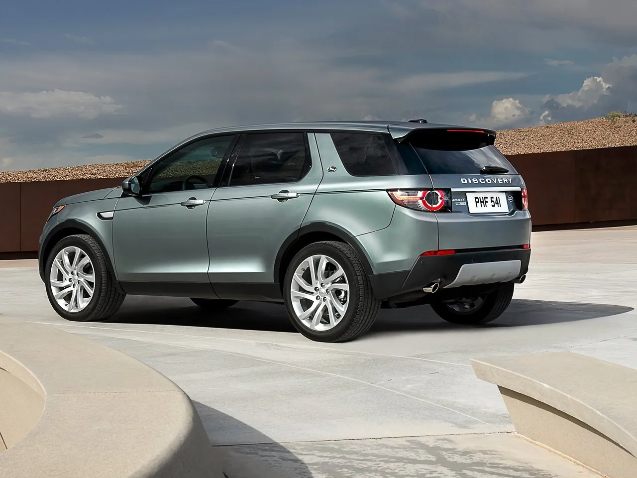 Land Rover Discovery Sport (2015) – zadní tříčtvrteční pohled