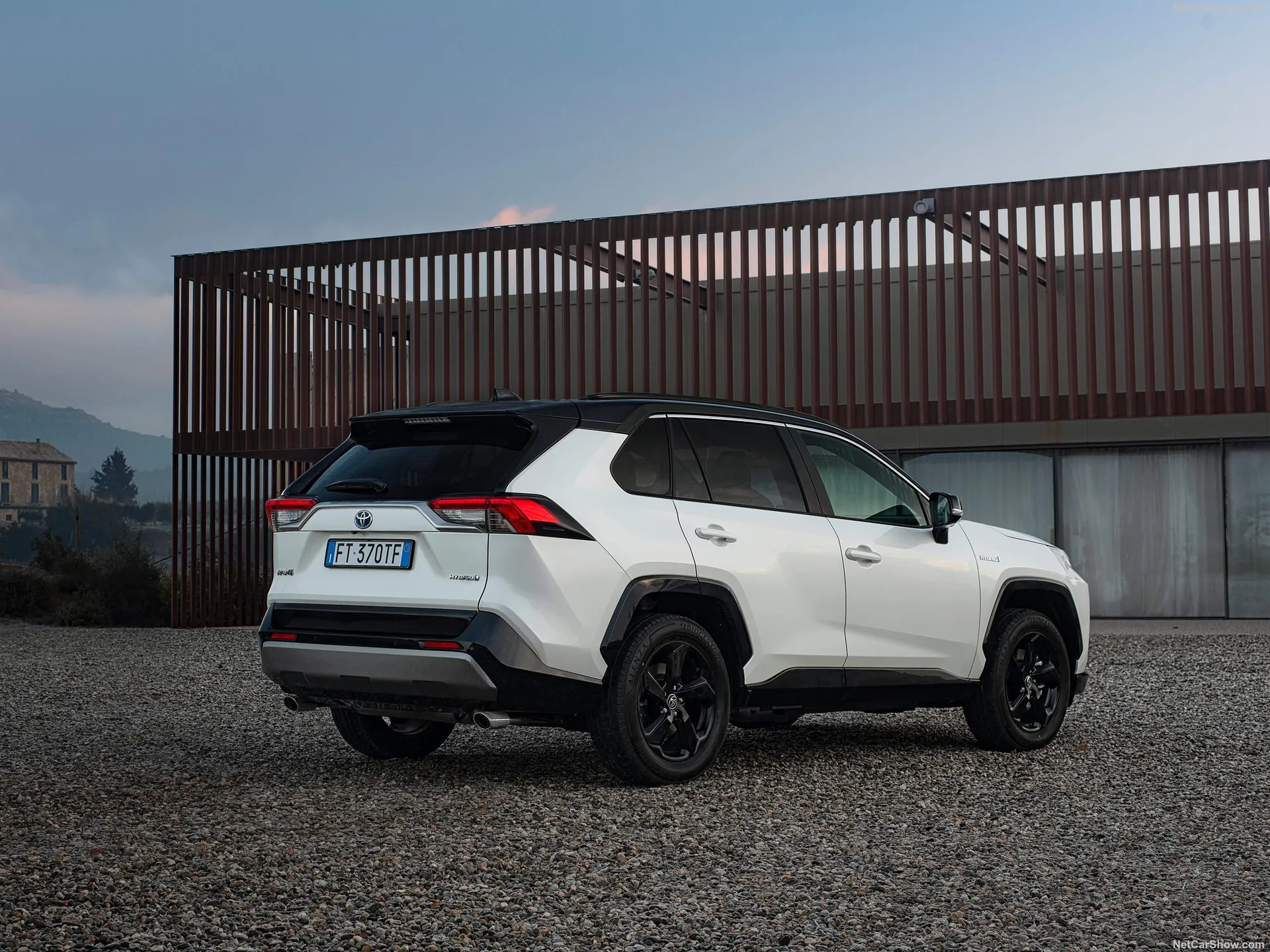 Toyota RAV4 Hybrid [EU] (2019) – zadní tříčtvrteční pohled