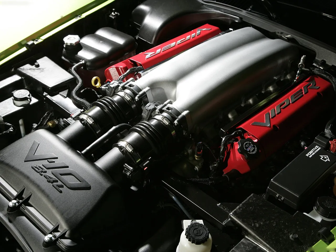 Dodge Viper SRT10 Roadster (2008) – motorový prostor