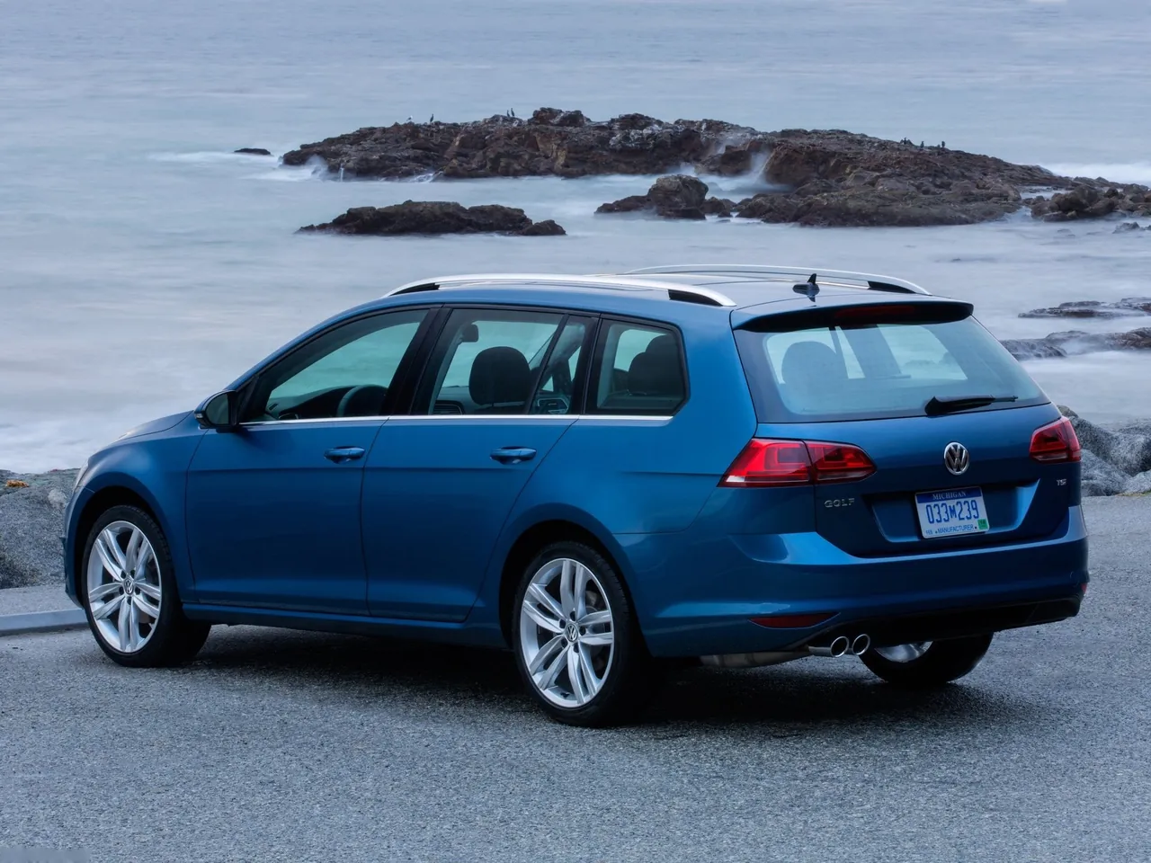 Volkswagen Golf SportWagen (2015) - Rear Three-Quarter