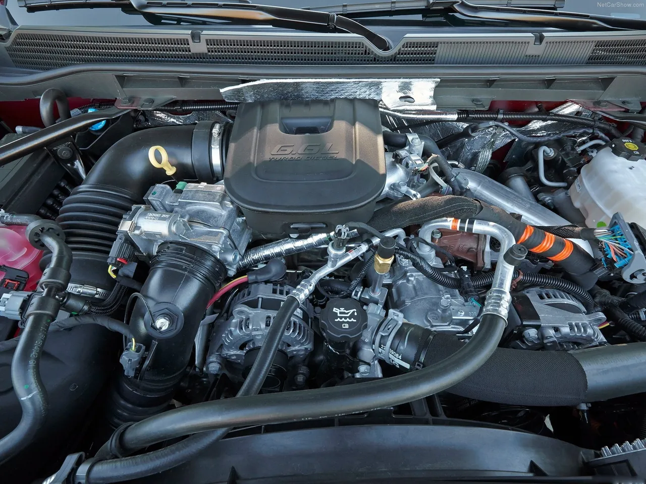 GMC Sierra HD (2015) – motorový prostor