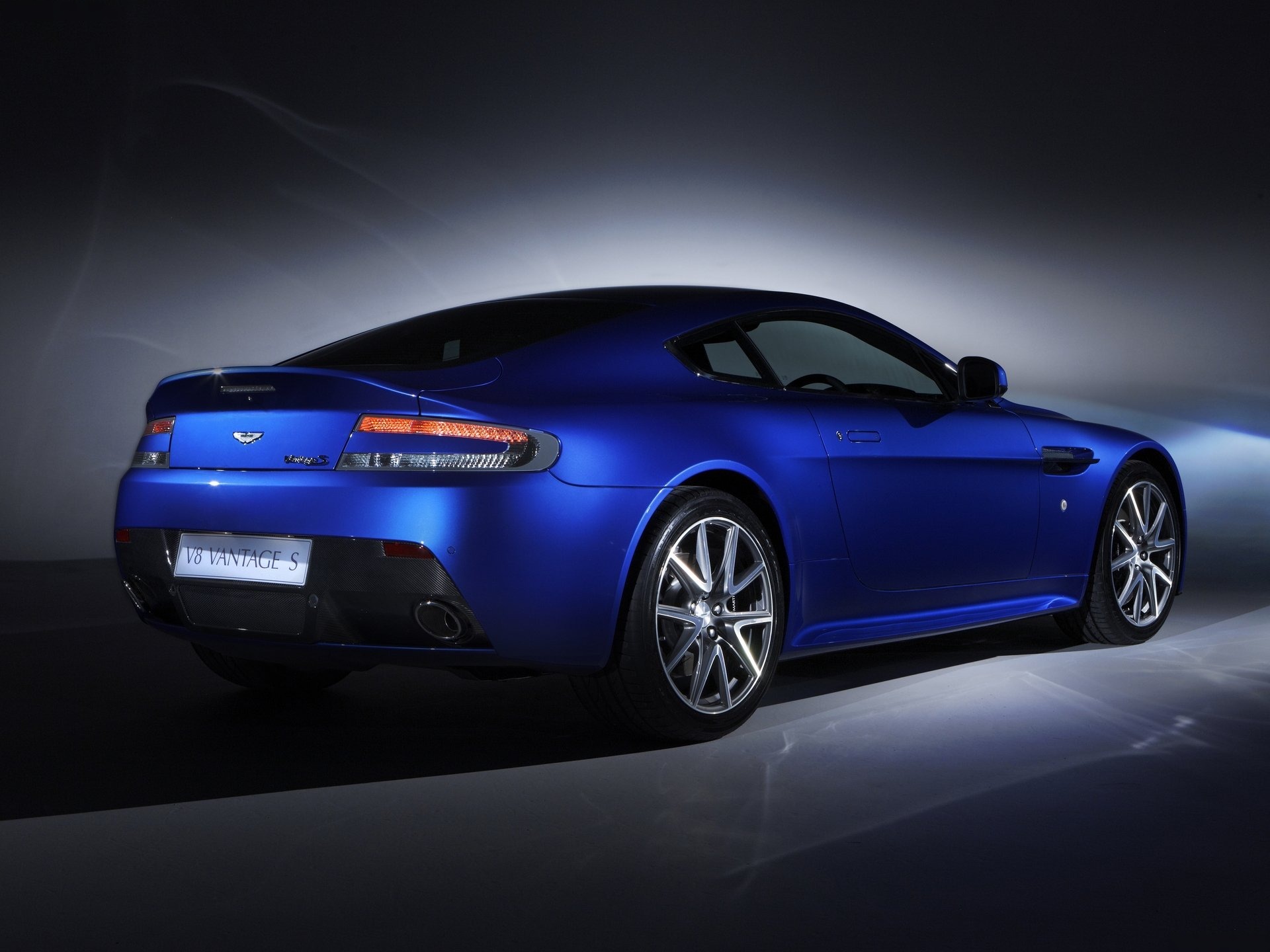 Aston Martin V8 Vantage S (2012) – zadní tříčtvrteční pohled