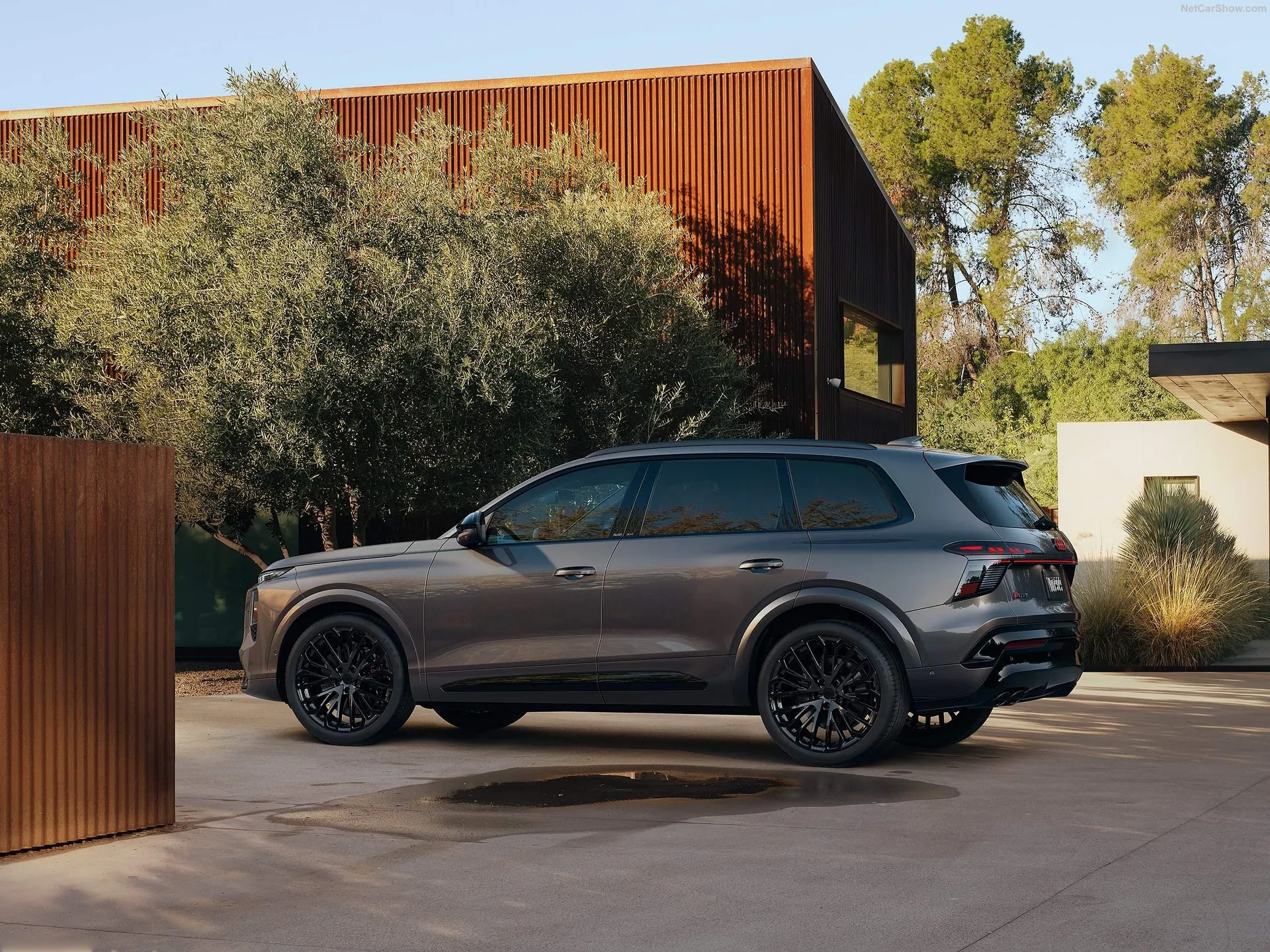 Audi SQ7 (2027) – zadní tříčtvrteční pohled