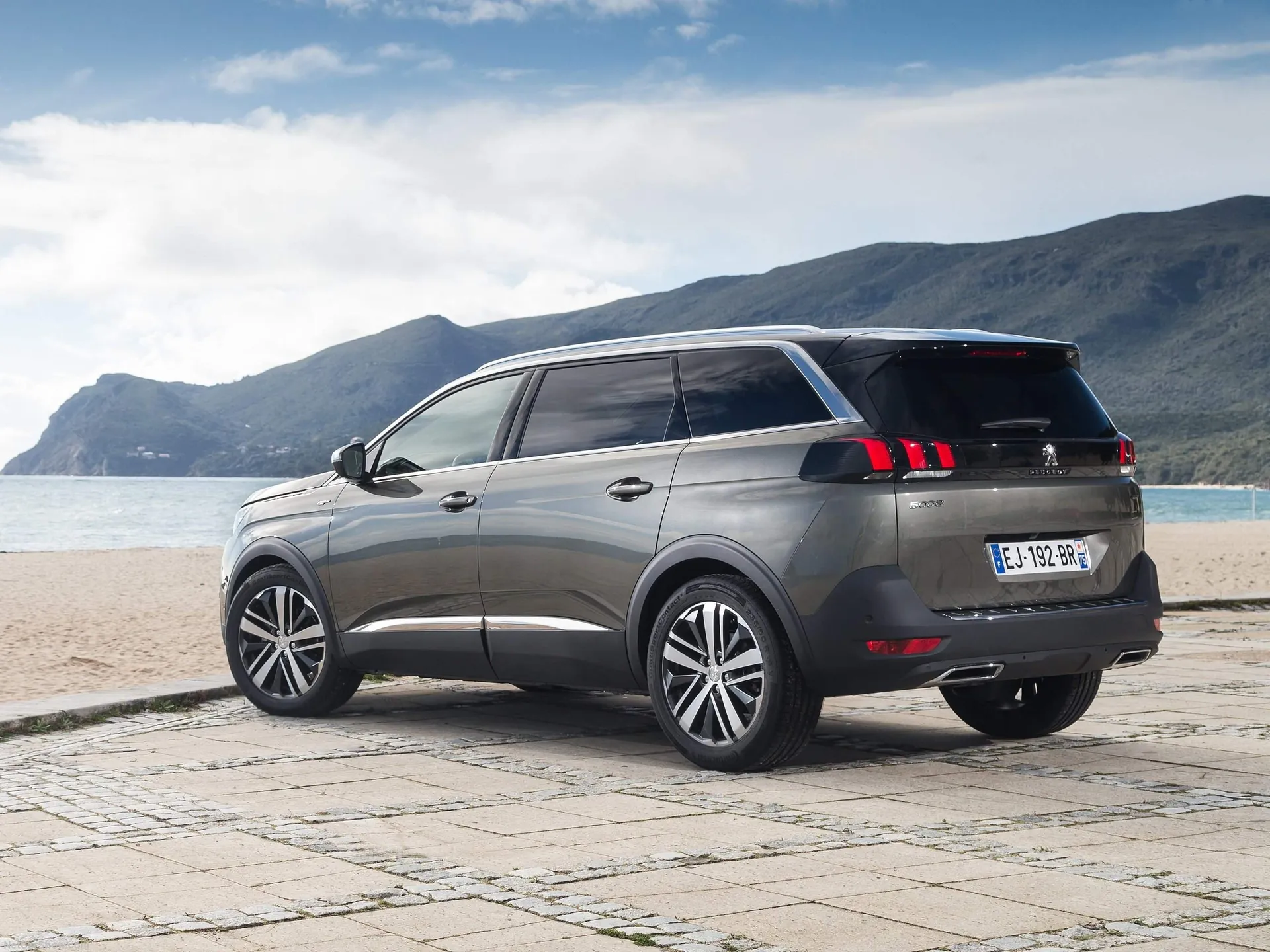 Peugeot 5008 (2017) – zadní tříčtvrteční pohled