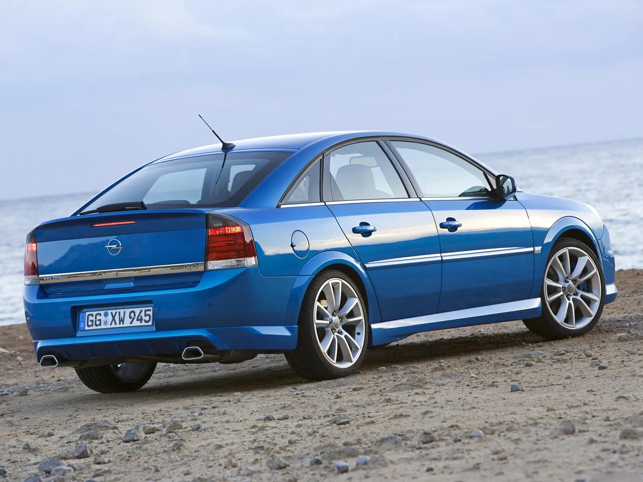 Opel Vectra OPC (2006) – zadní tříčtvrteční pohled